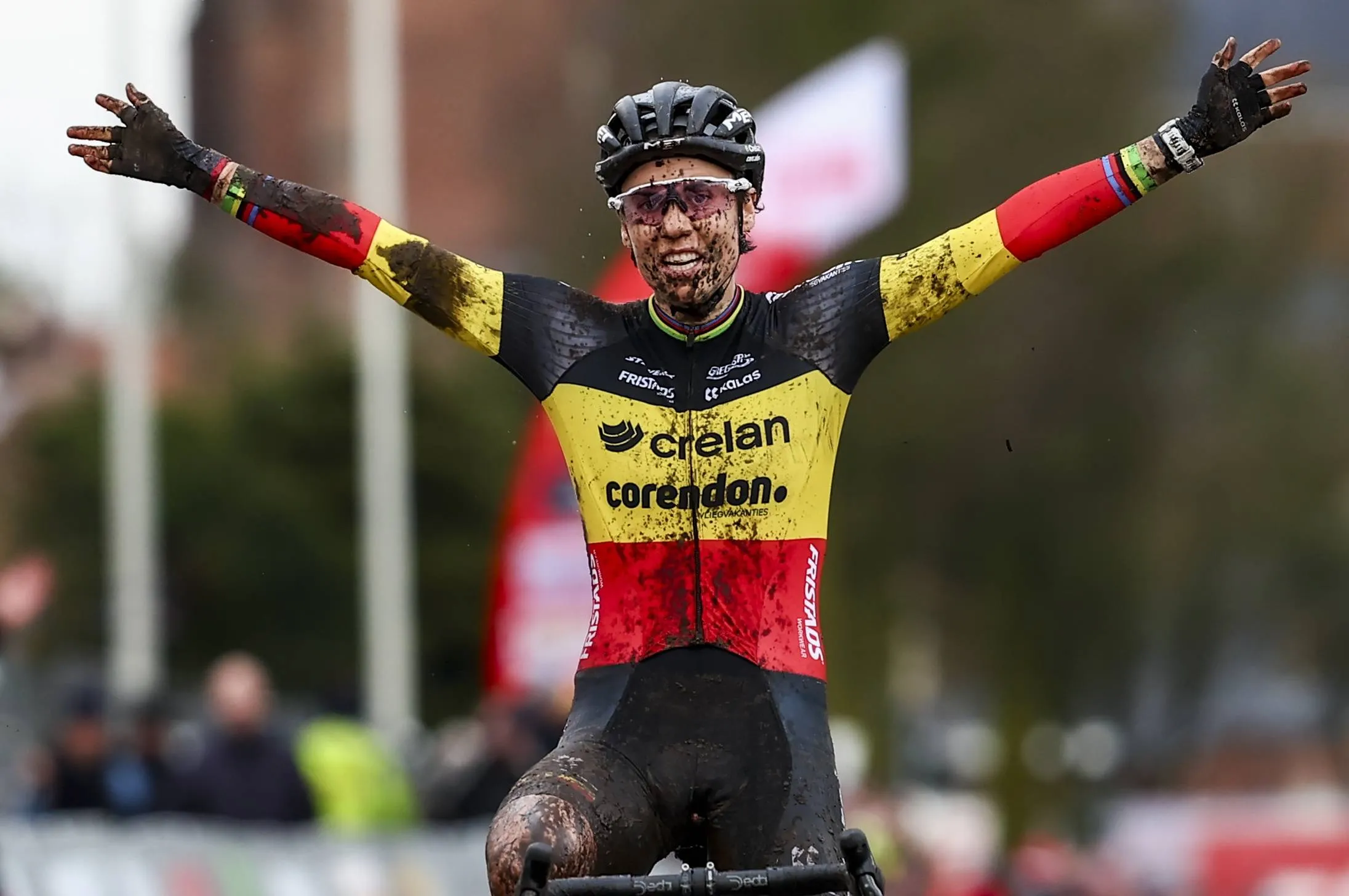 "Thanks for all the beautiful moments" - Three time World Champion Sanne Cant bows out with tributes from Mathieu van der Poel and Marianne Vos