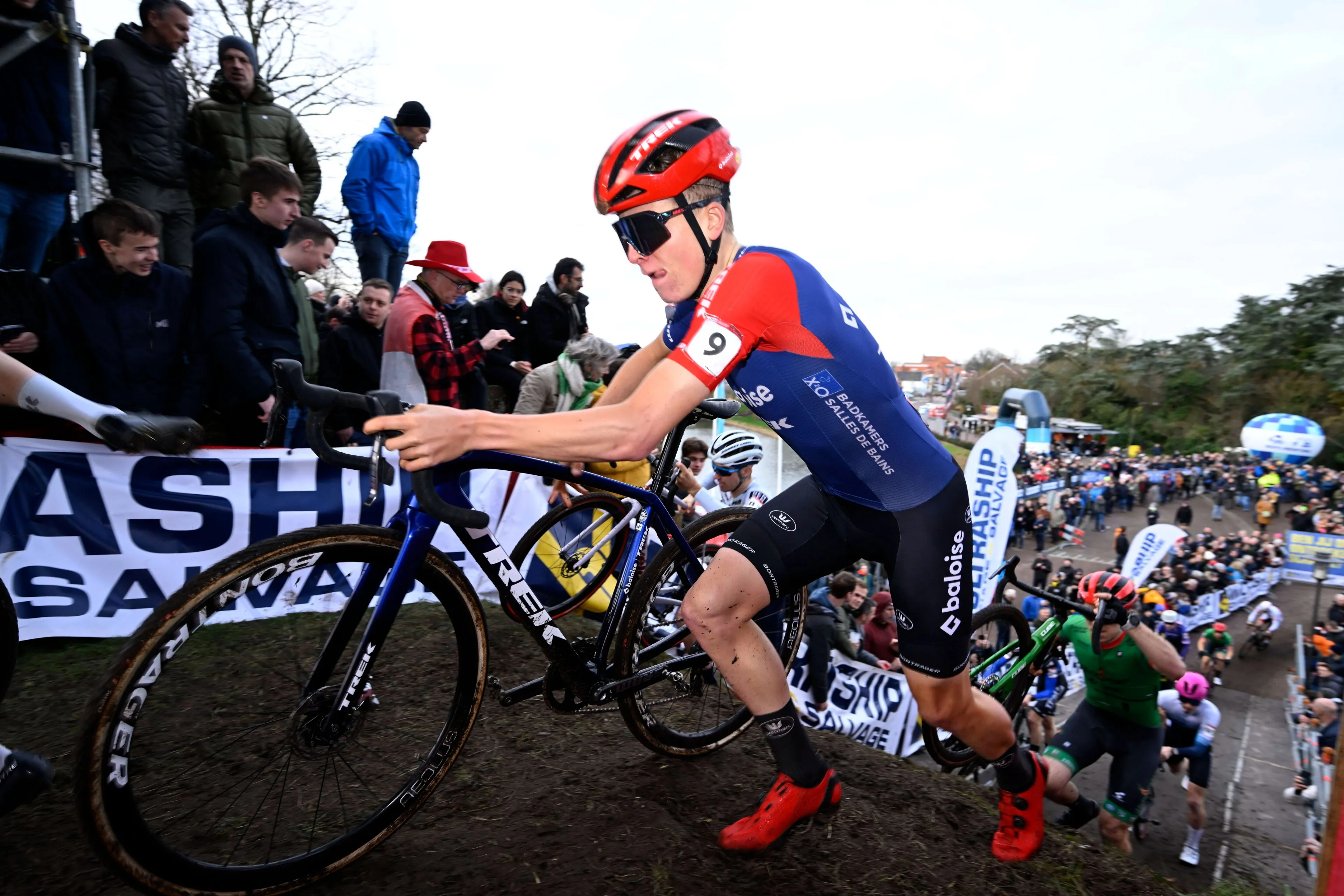Ciclista holandês devastado com tamanho azar no Campeonato da Europa de ciclocrosse de sub-23: "Corrente partida. Título perdido. Sem palavras"