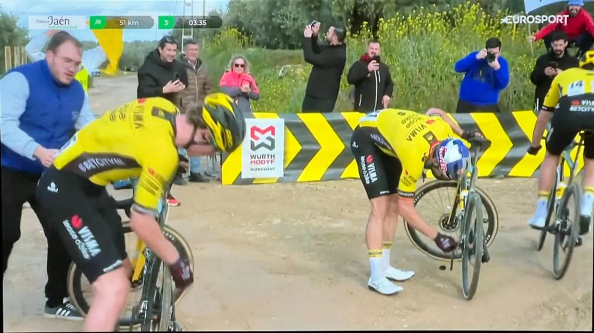 VIDEO: Wout van Aert turns mechanic to fix his own puncture on first gravel section at Clasica Jaen