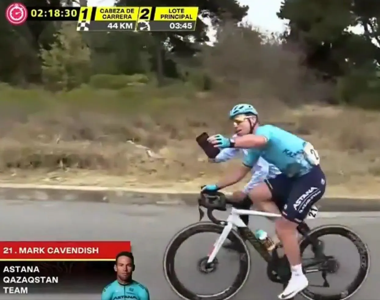 VÍDEO: Mark Cavendish tira uma selfie com um fã durante uma subida da Volta à Colômbia