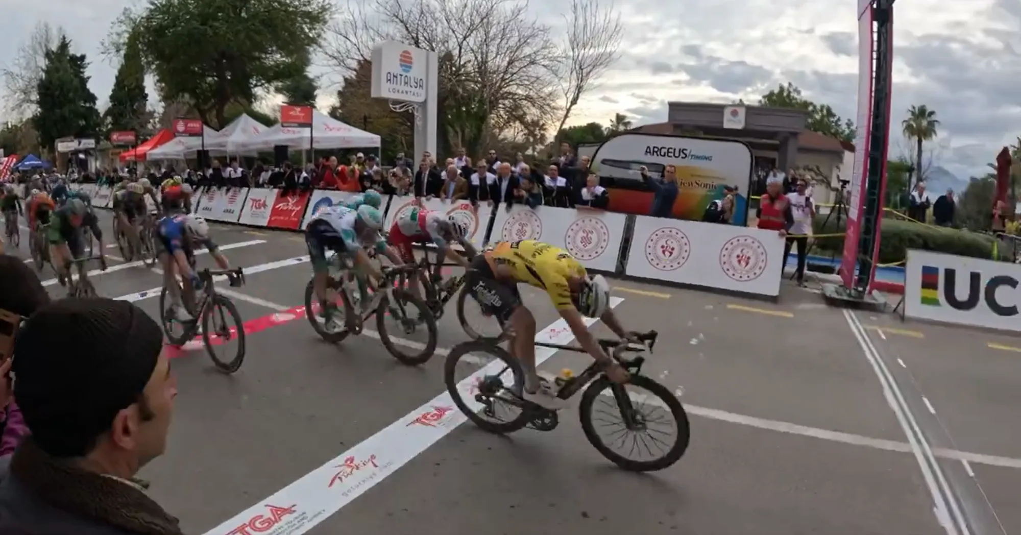 Timothy Dupont vence ao sprint a etapa 1 da Volta a Antalya, com José Sousa ao ataque
