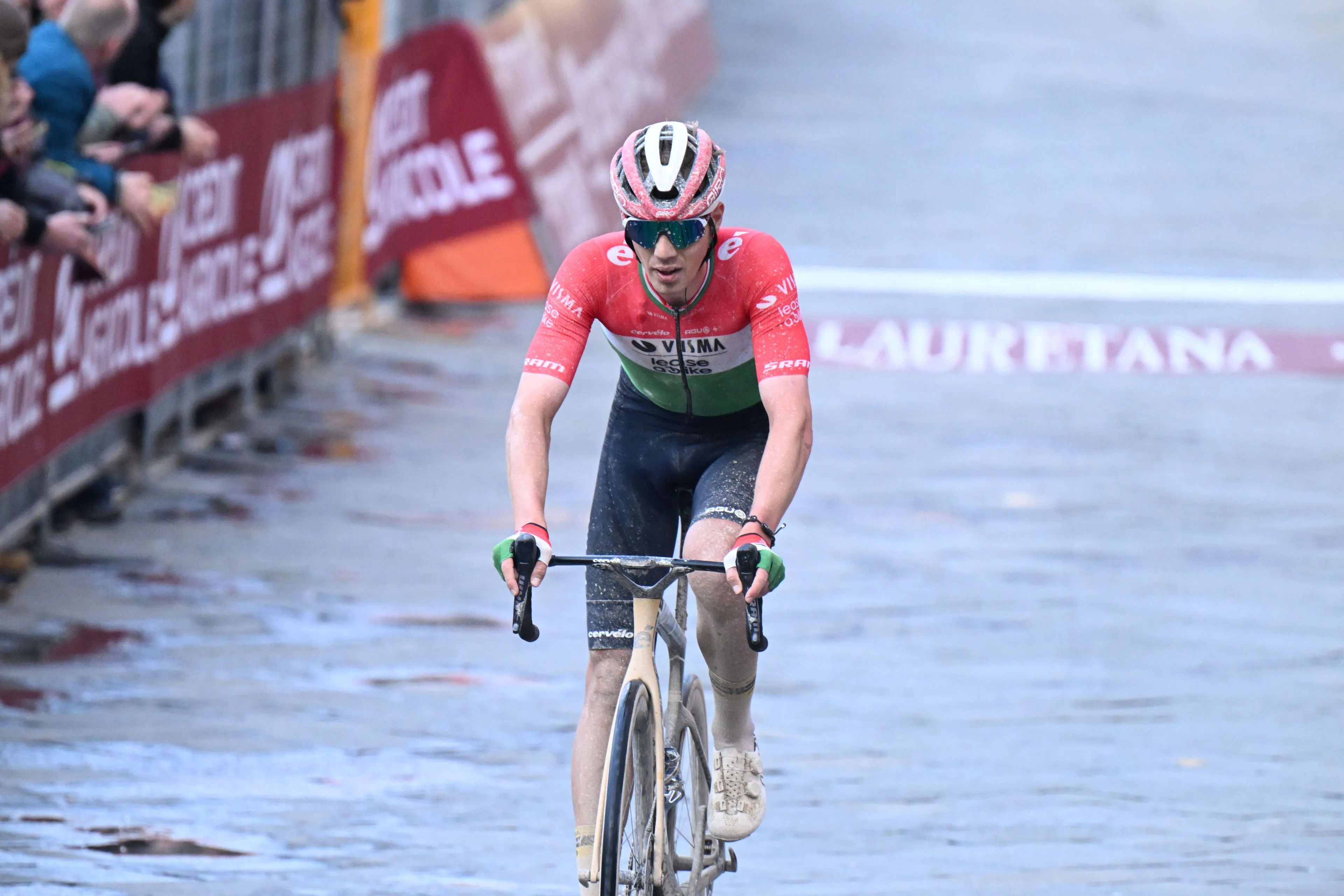 Attila Valter desiludido com o resultado da Strade Bianche: "Fui ao chão vinte vezes, mas levantei-me vinte vezes e continuei a lutar"