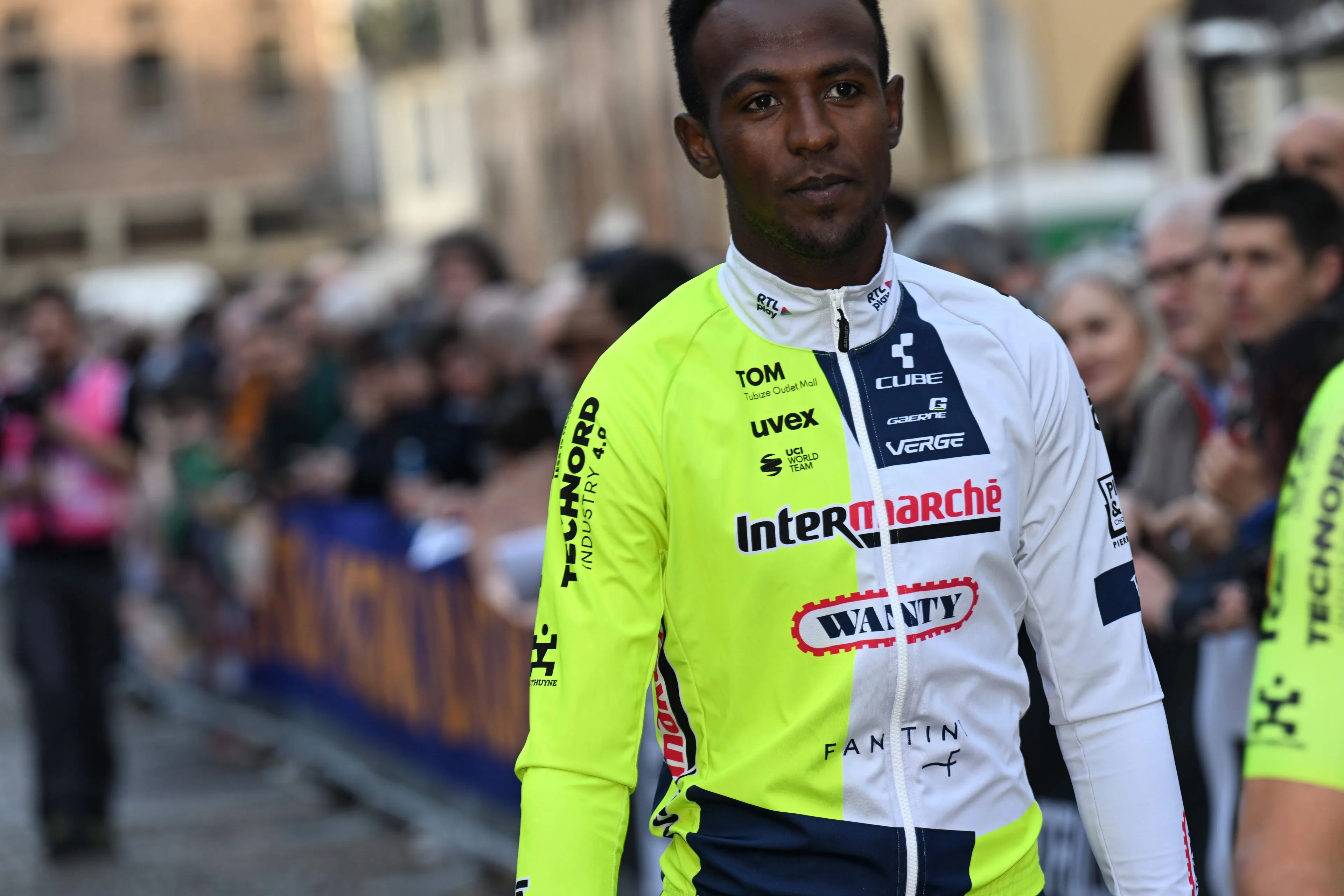 Boas notícias para Biniam Girmay: o eritreu escapa sem ferimentos graves à queda na Dwars Door Vlaanderen