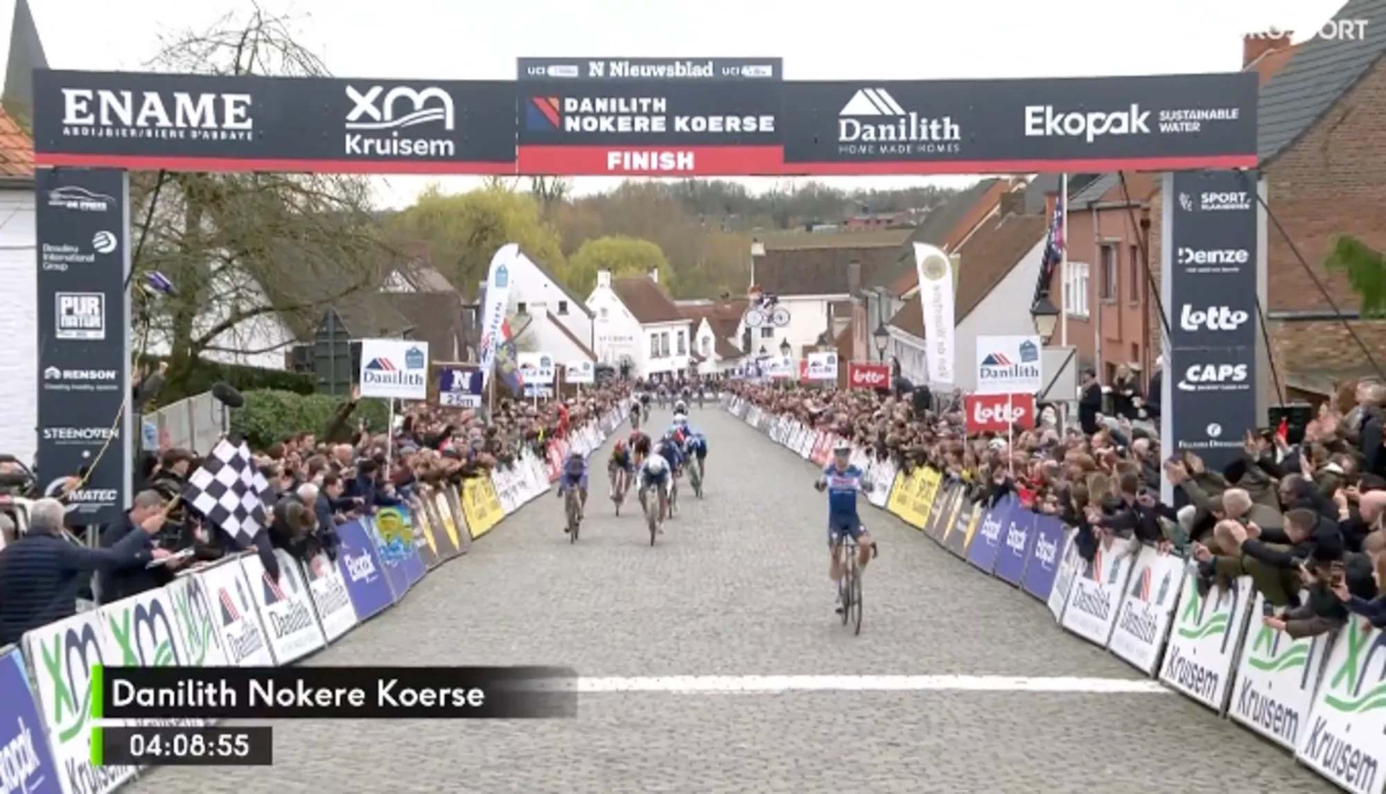 Tim Merlier victorious on crazy finale at Nokere Koerse 2024; Jakobsen and Philipsen complete podium