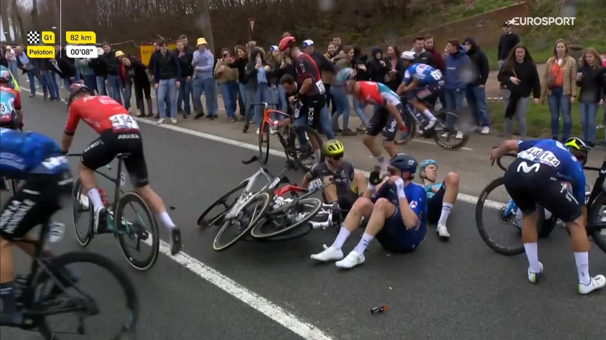 Uma jovem acabou no hospital depois de ter estado envolvida num acidente que envolveu vários ciclistas durante a Volta à Flandres