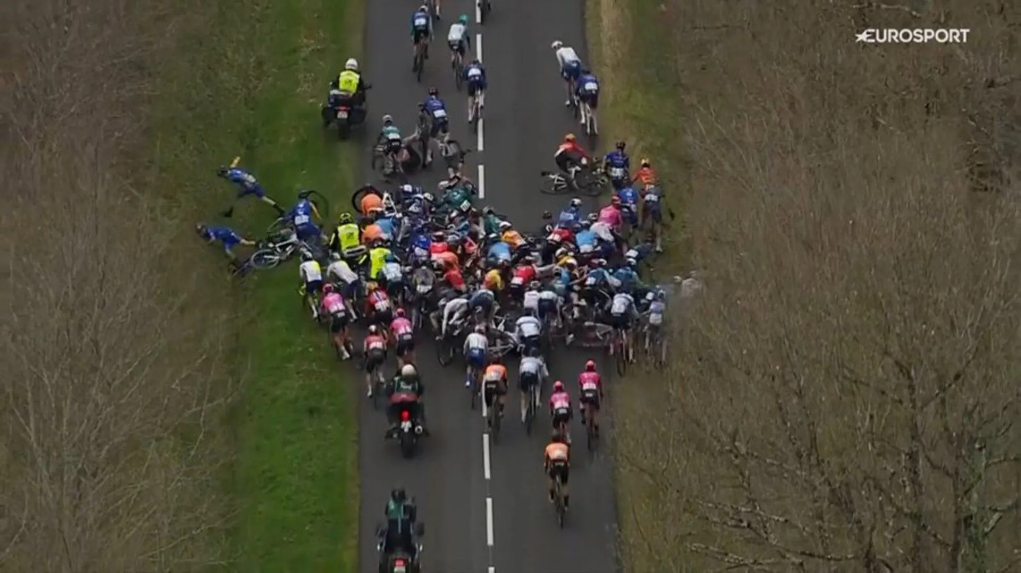 VIDEO: La Roue Tourangelle 2024 neutralised momentarily after mass crash in the peloton