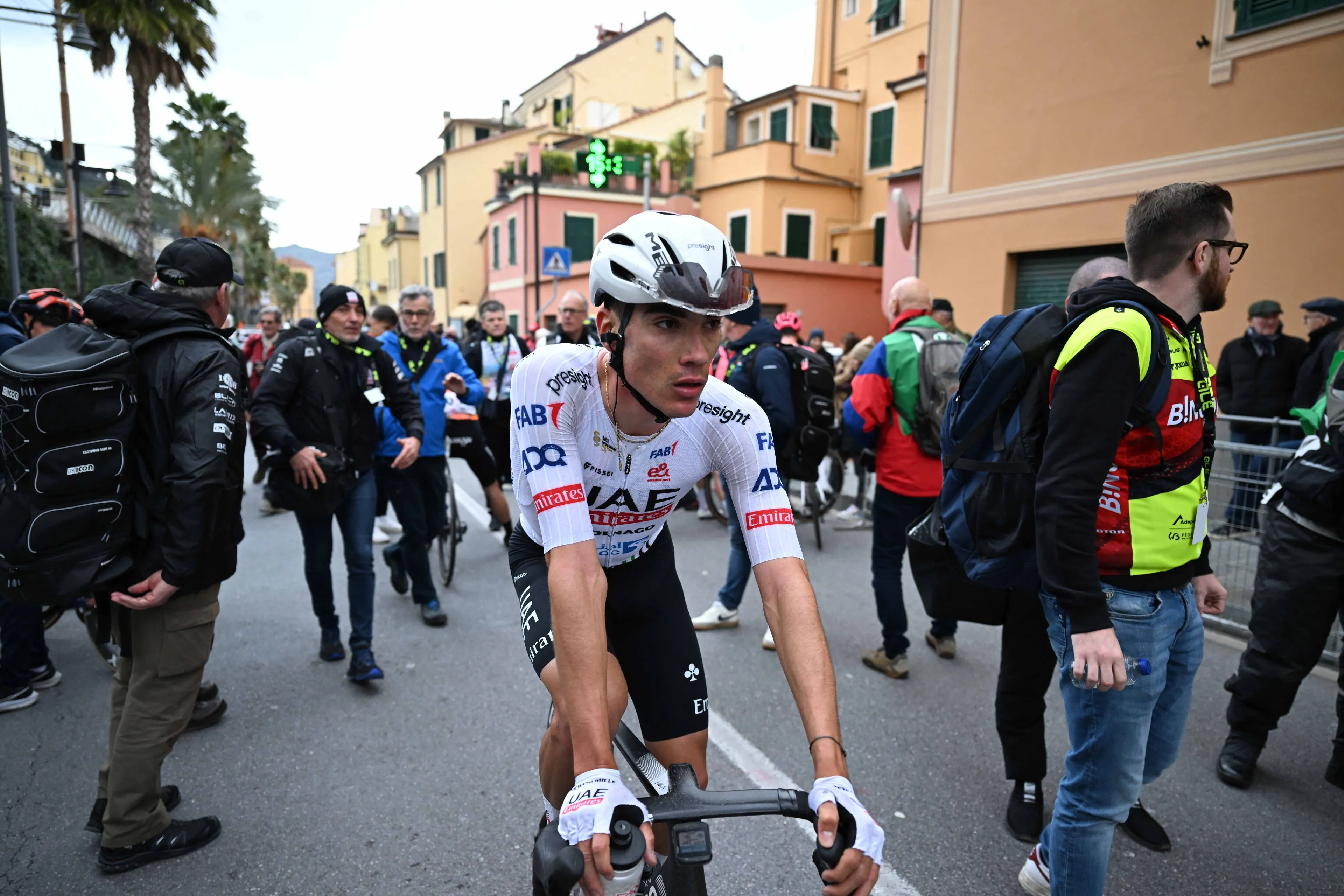Juan Ayuso com os olhos postos na camisola amarela de Mathieu van der Poel: "Vamos dar o nosso melhor para ganhar"