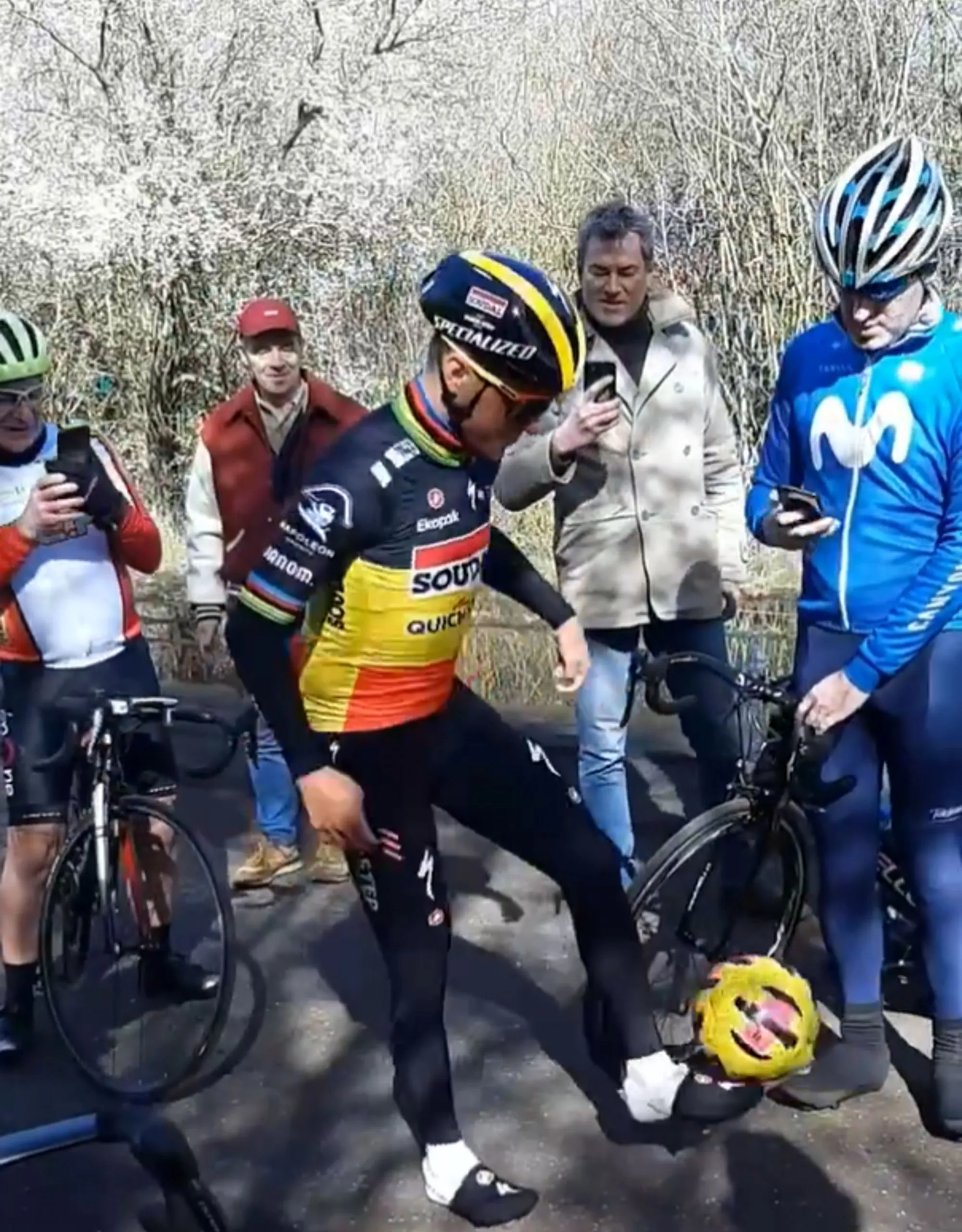 VÍDEO: Remco Evenepoel interrompe treino para mostrar aos fãs que sabe jogar à bola