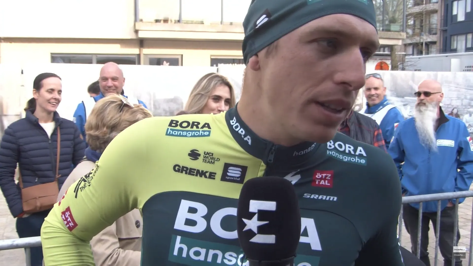 Danny van Poppel sobe ao pódio na Clássica Brugge-De Panne, apesar de incidente tardio: "O Arnaud Demare empurrou-me para a vala"