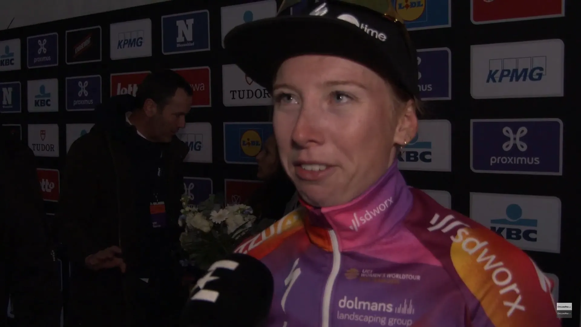 Lorena Wiebes não ganhou para o susto na 2ª etapa da RideLondon Classique: "Tivemos uma queda que envolveu metade da equipa"