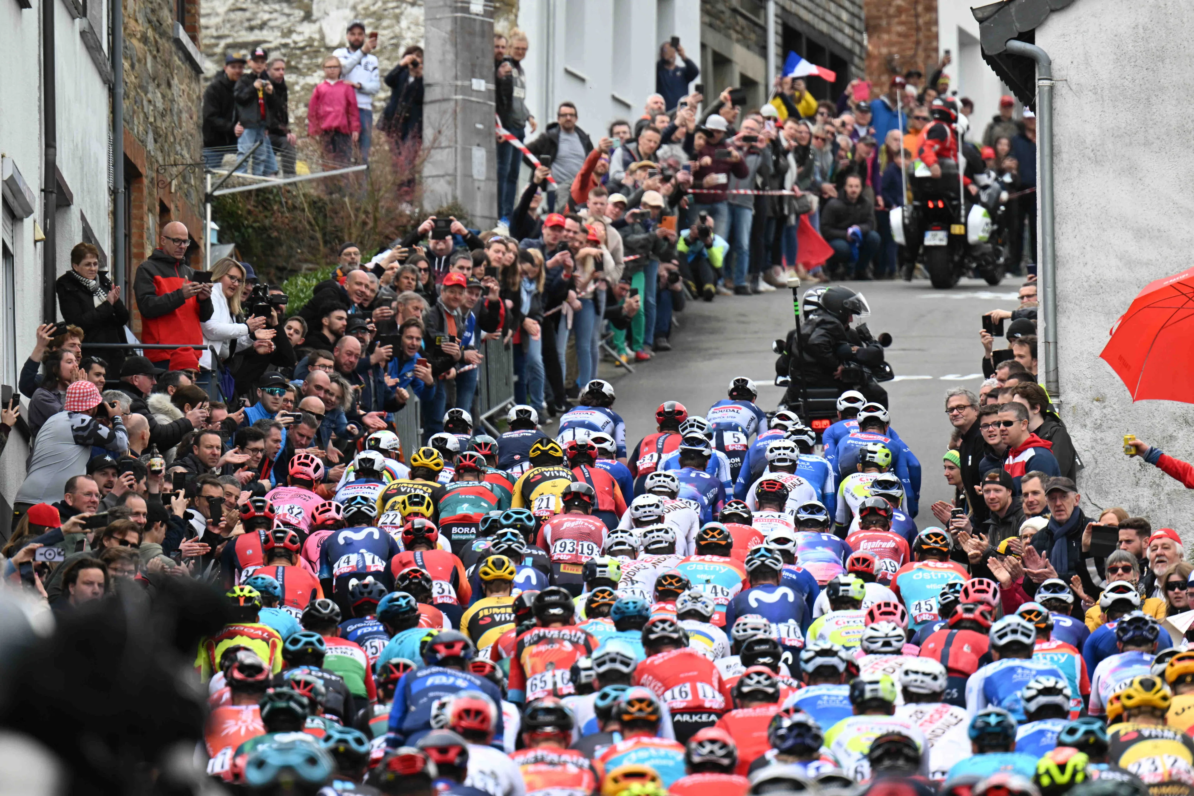 Os empedrados da Paris-Roubaix estão cobertos de lama: "Não se consegue ver por onde se está a passar. Está muito perigoso"