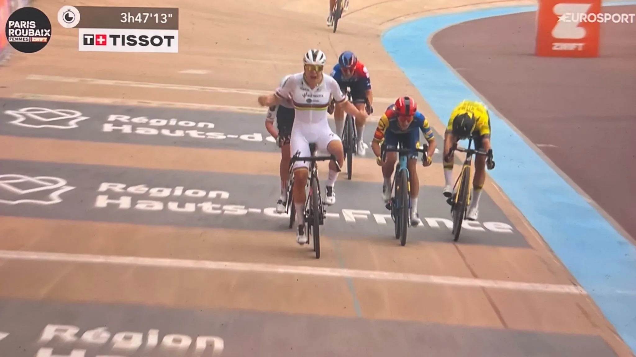 Lotte Kopecky garante objetivo da época no Paris-Roubaix Feminino com um sprint brutal: "Tive de começar a sprintar cedo"