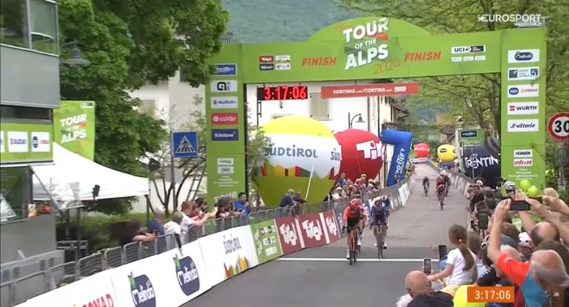 A INEOS lídera a Volta aos Alpes após a vitória ao sprint de Tobias Foss
