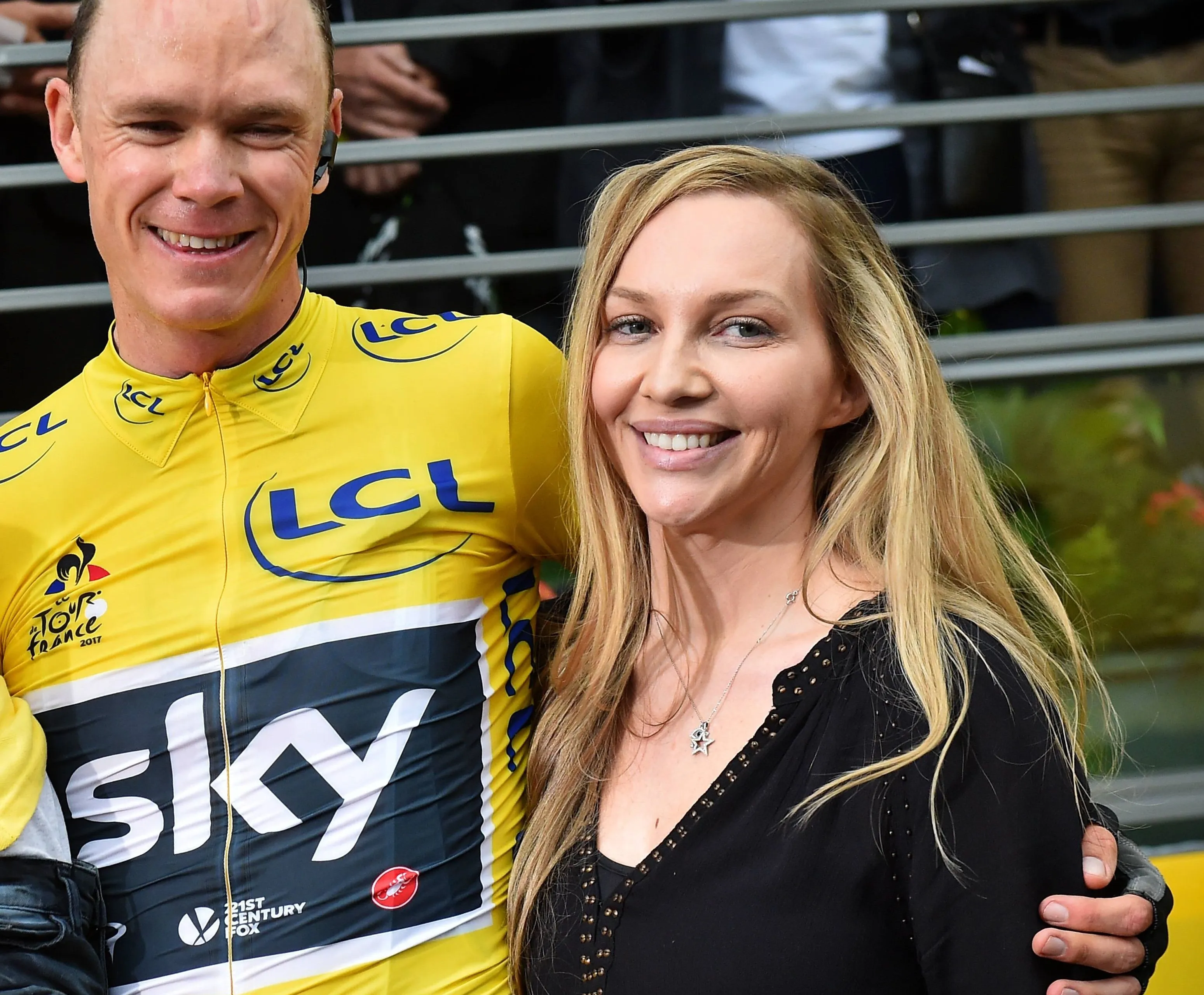 A mulher de Chris Froome causa um terramoto nas redes sociais e a equipa já se pôs de lado " É tudo uma fachada. Isto é apenas o começo. ACORDEM."