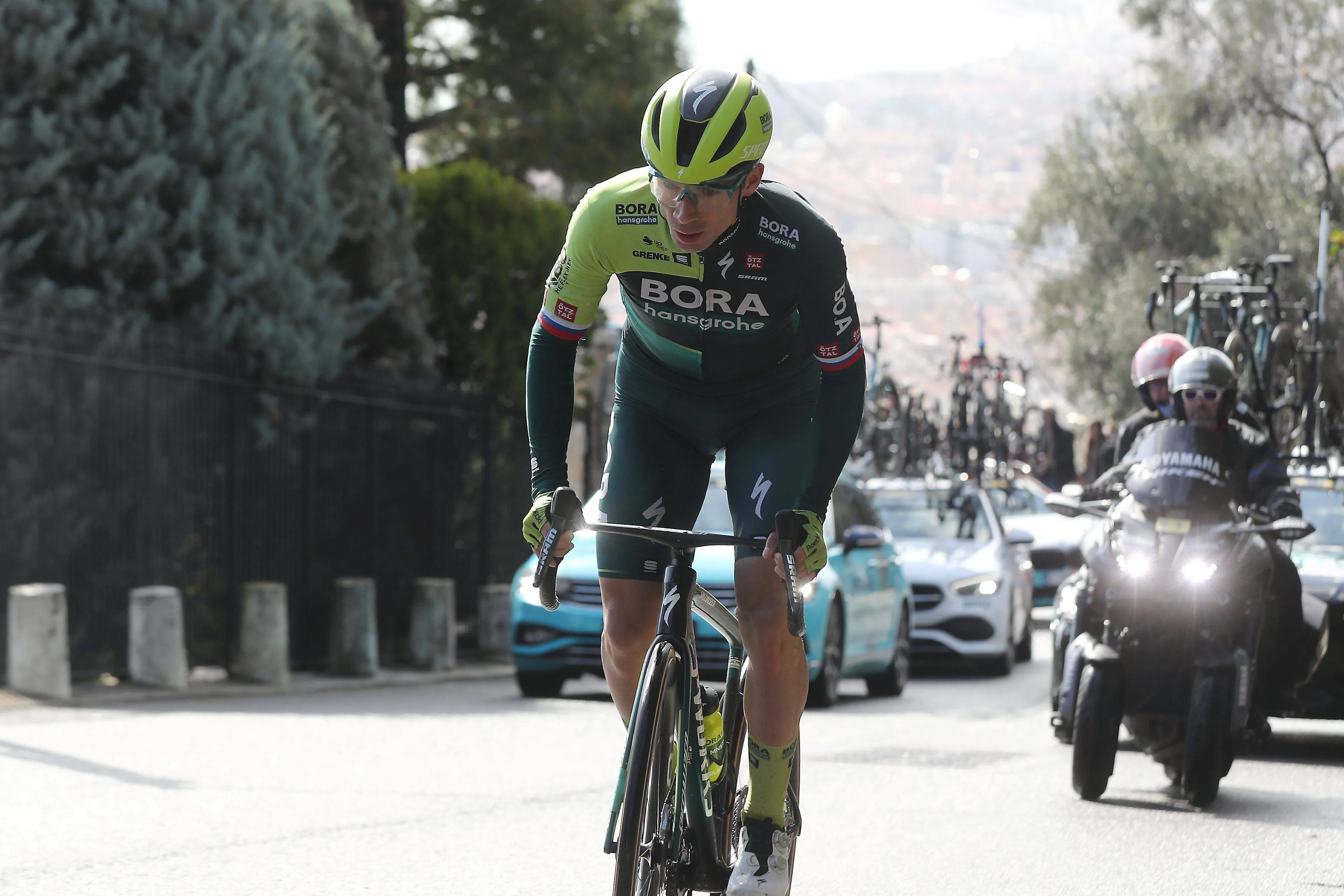 Primoz Roglic volta à bicicleta após a queda na Volta ao País Basco