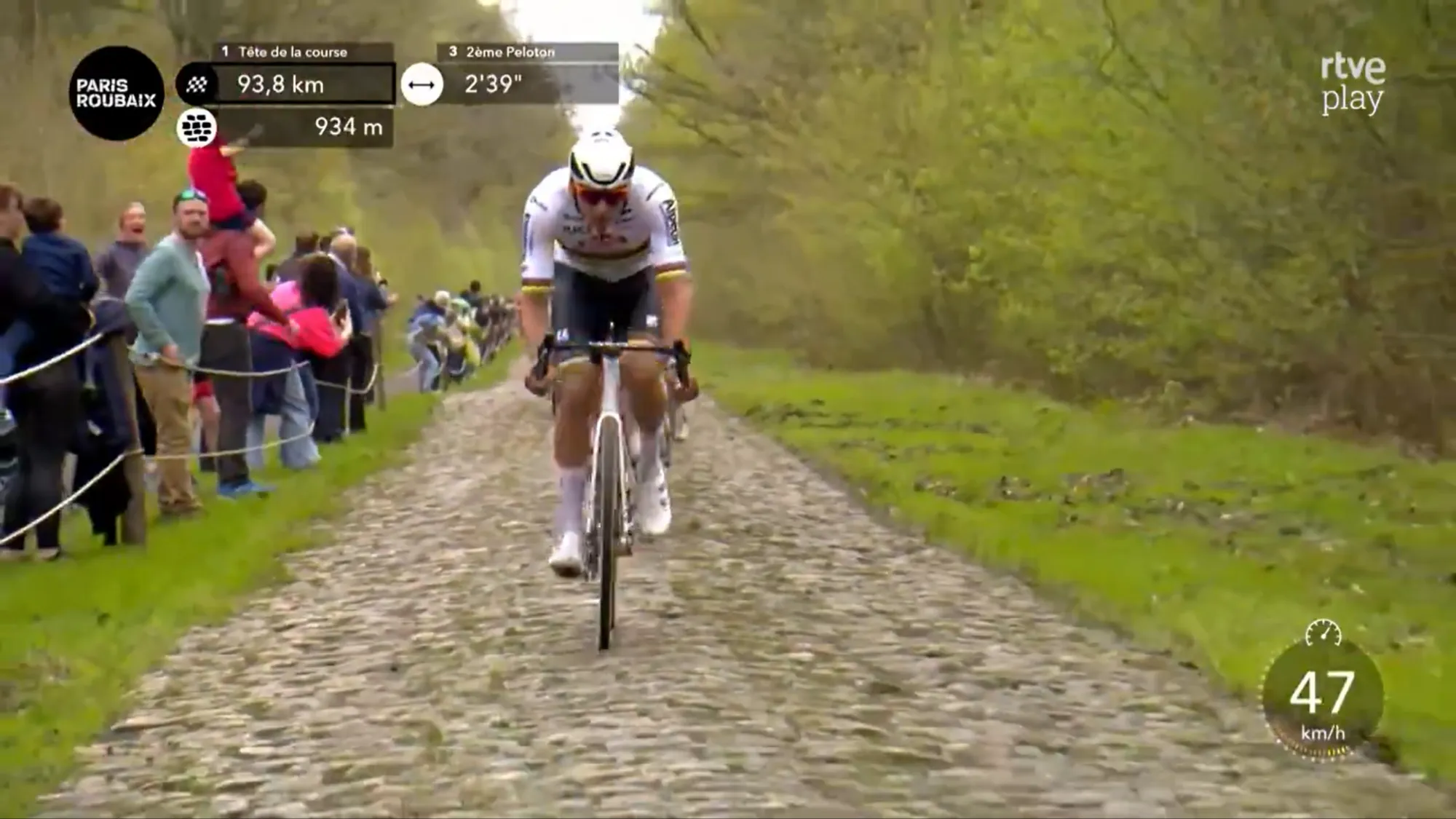 VIDEO: Mathieu van der Poel acceleration strings things out through the Arenberg Forest at Paris-Roubaix
