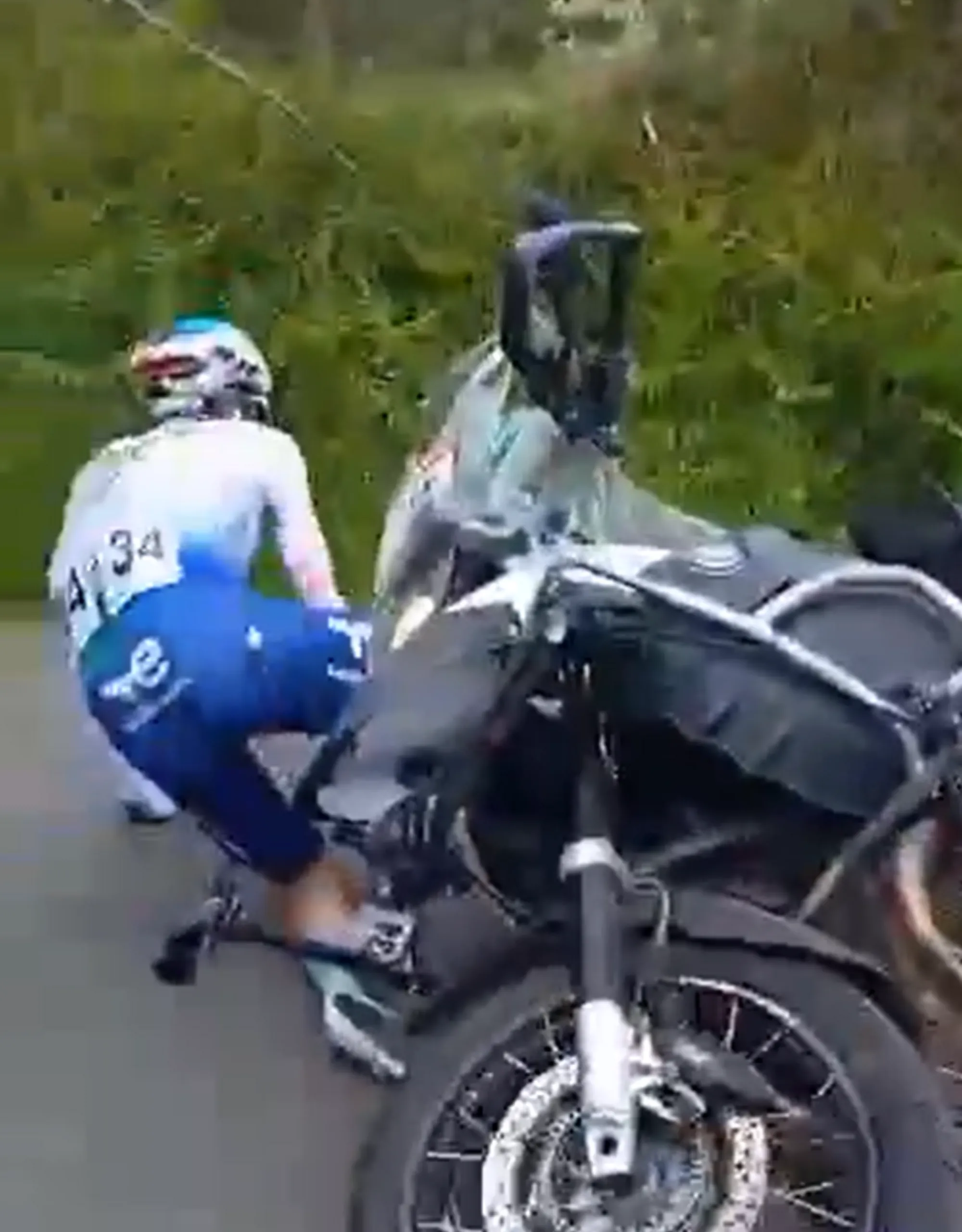 VÍDEO: Moto da organização atropela Paul Ourselin da TotalEnergies na Volta ás Astúrias