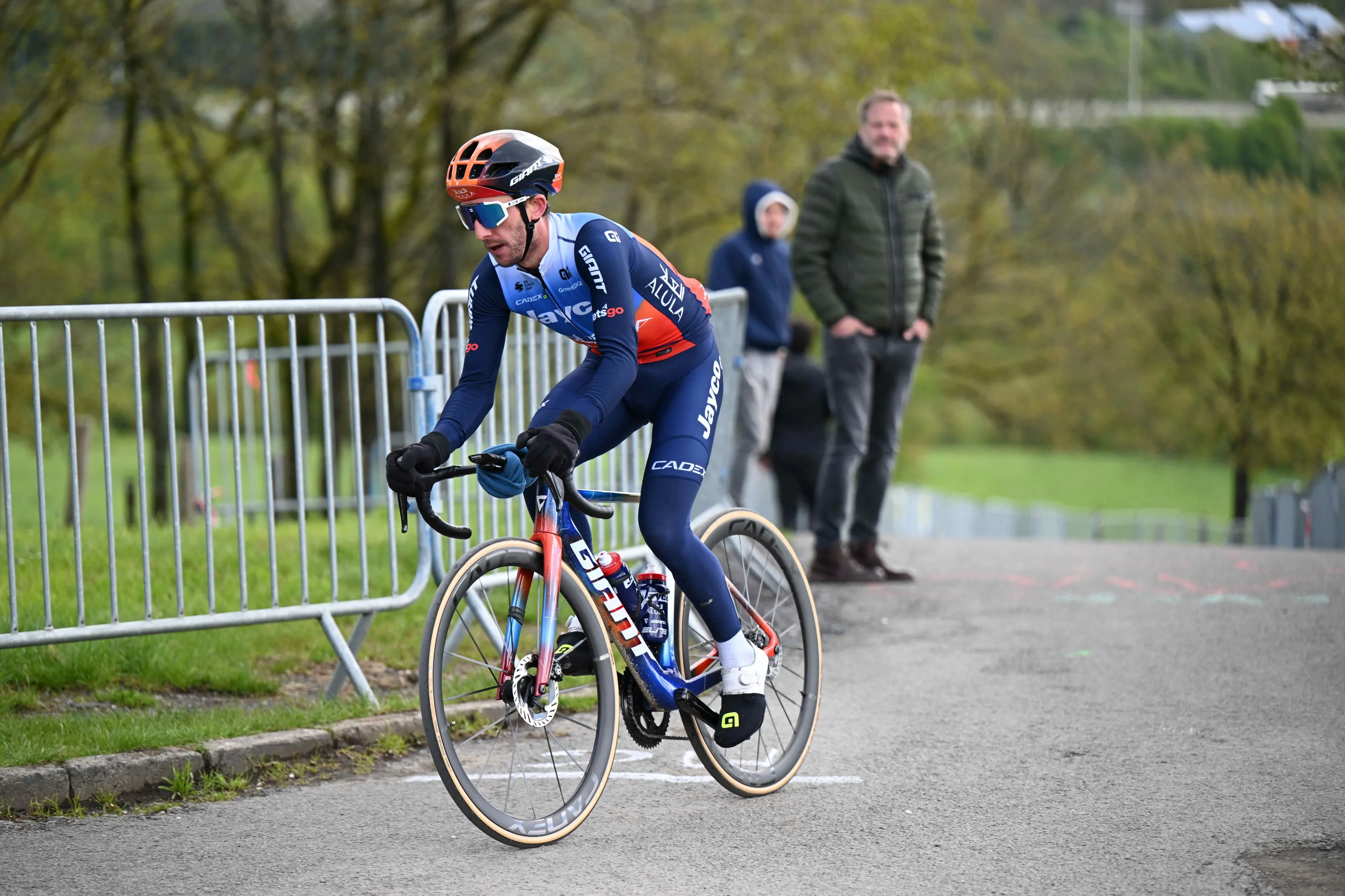 "Last year he finished fourth, so that says a lot" - Team Jayco AlUla remain faithful in Simon Yates for Tour de France despite transfer rumours