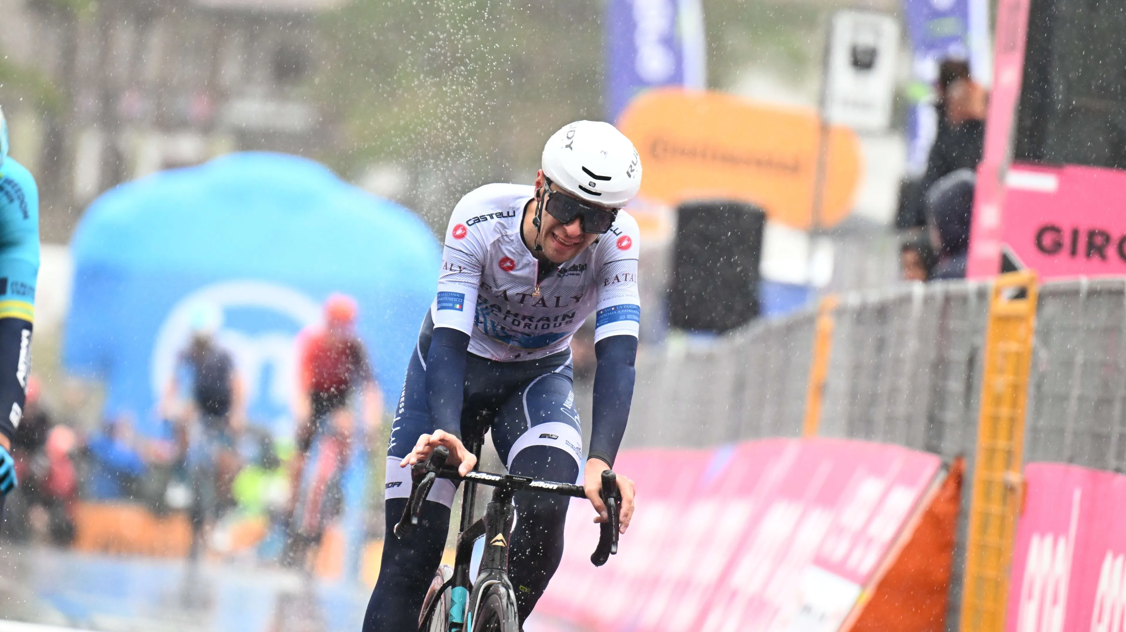 Antonio Tiberi resume a ultima subida da 17ª etapa do Giro : " Depois, o Tadej respondeu a um ataque do Martinez e foi-se embora"