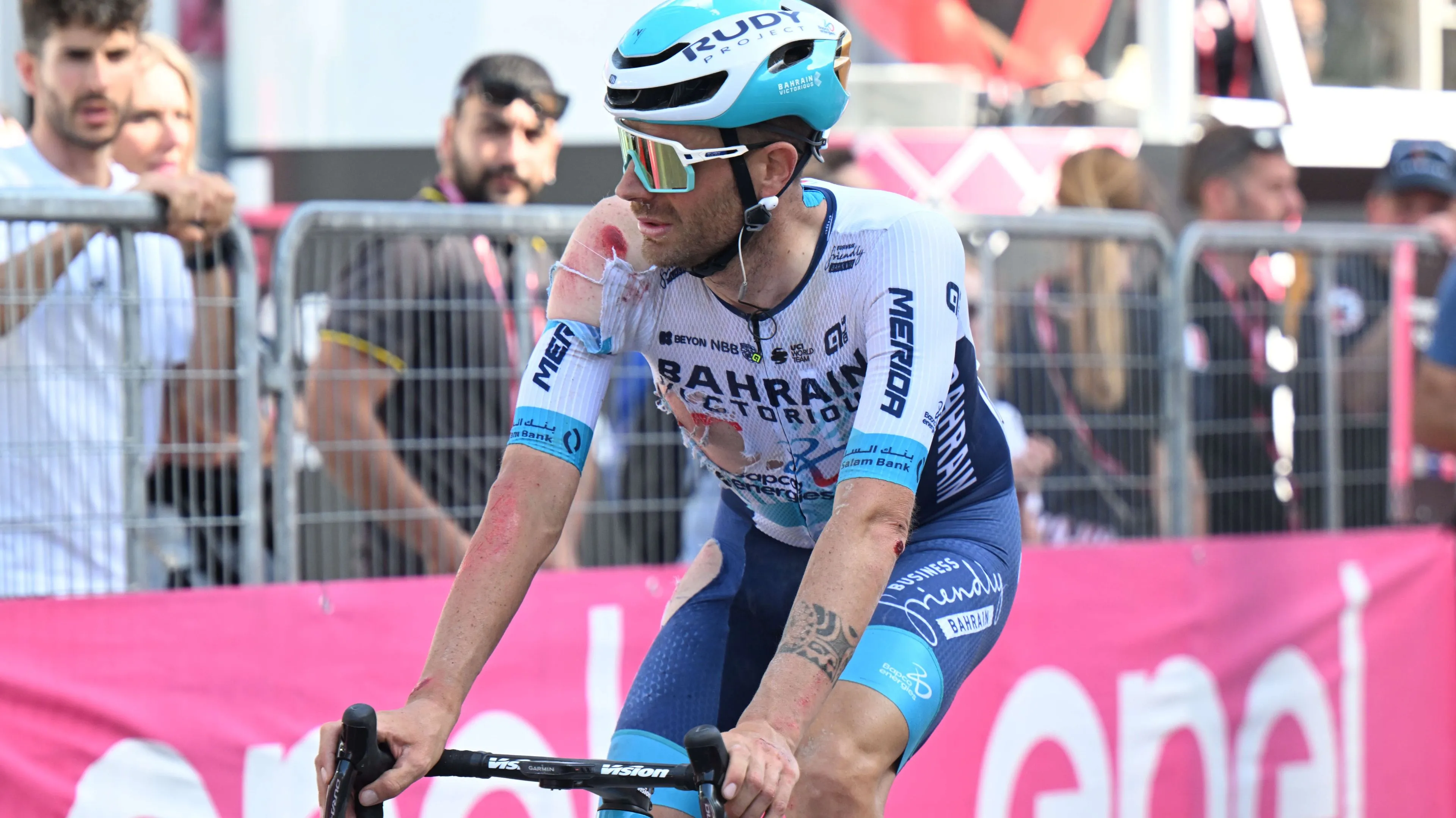 Damiano Caruso fora da luta pela geral da Volta a Itália depois de ter caído na gravilha da Toscana: "É um grande revés"