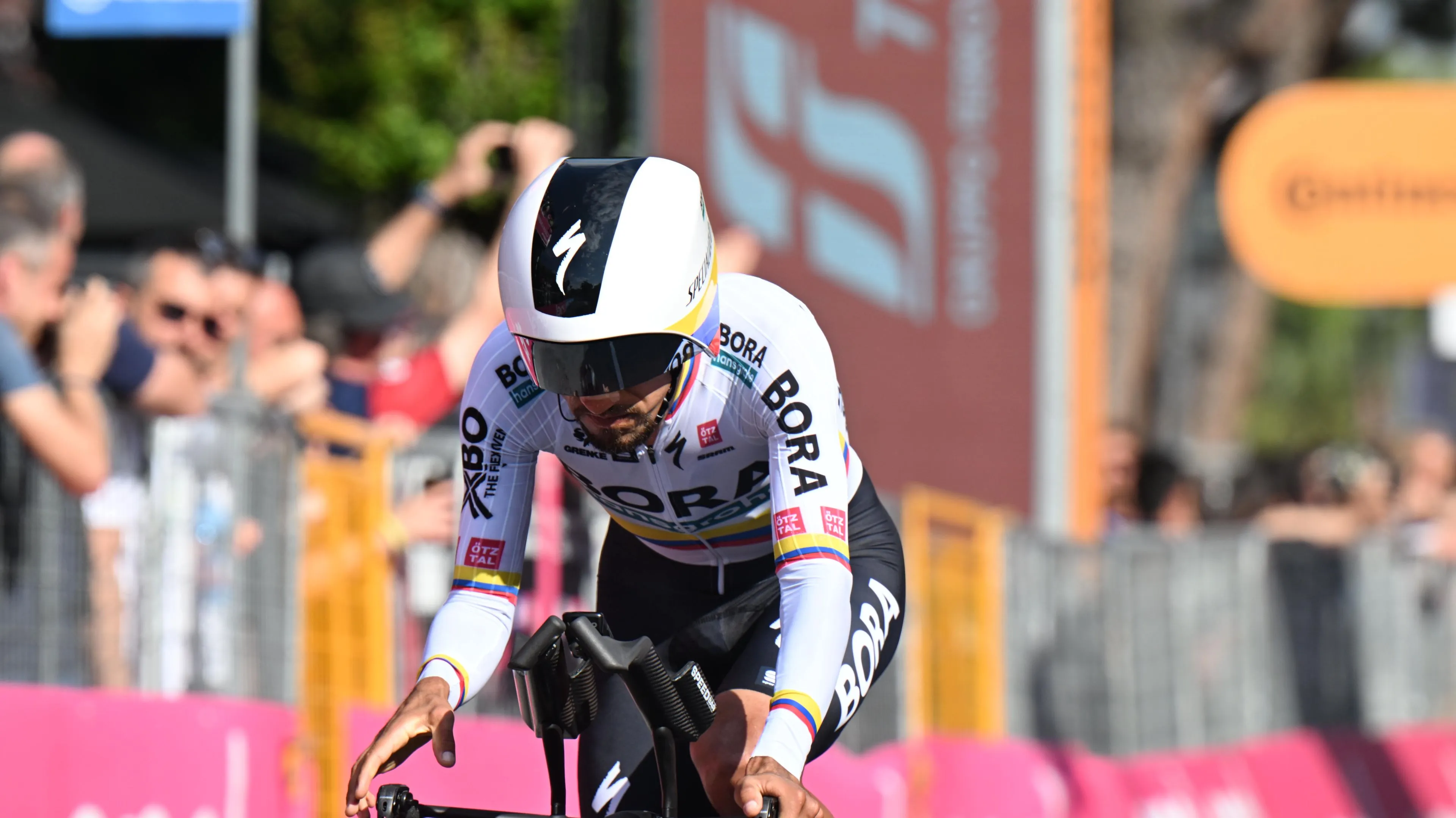 Egan Bernal sobre a ingestão de bicarbonatos para melhorar no contrarrelógio: "É preciso ter muito cuidado para não pecar por querer ganhar alguns segundos"