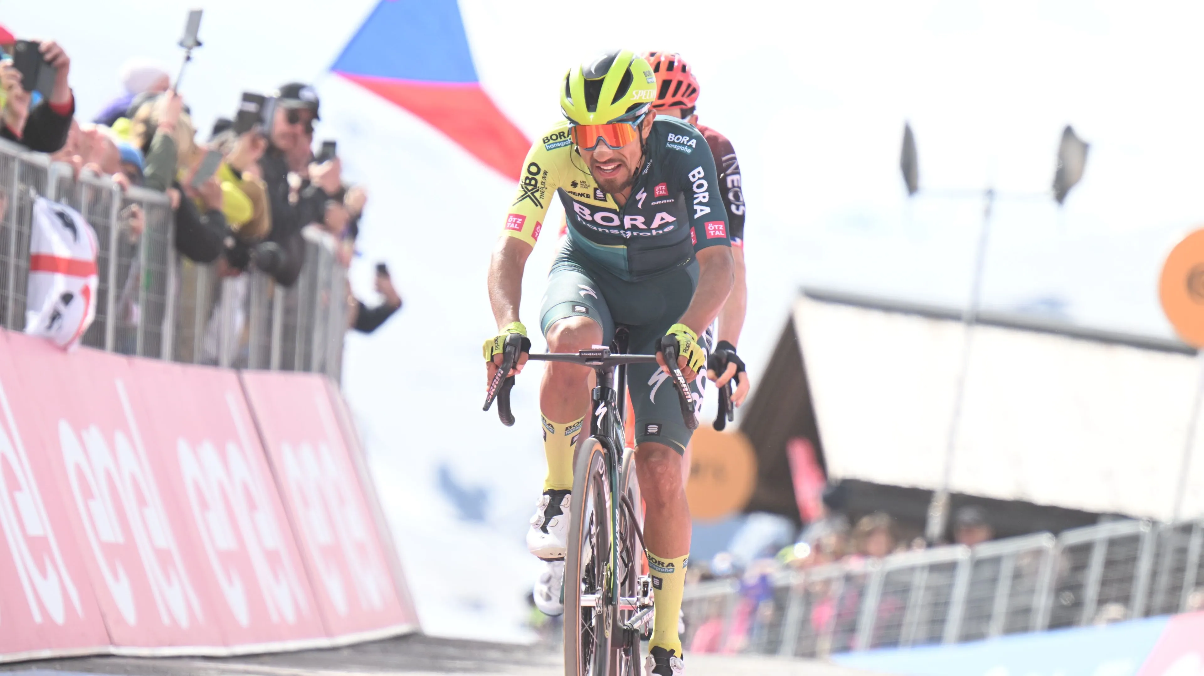 Daniel Martinez orgulhoso depois de garantir o 2º lugar na Volta a Itália, atrás de Tadej Pogacar: "Trabalhei muito para isto"