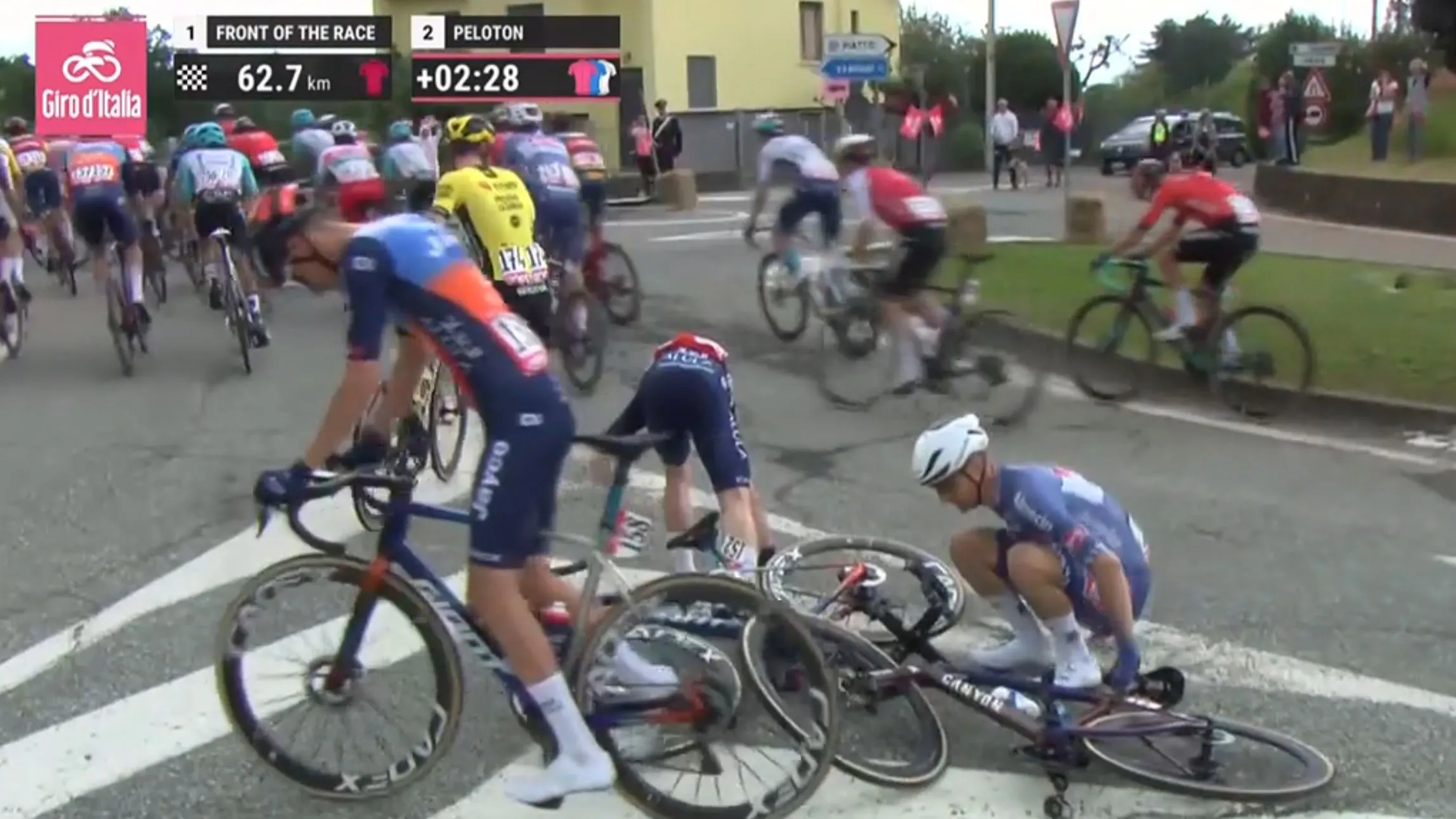 VIDEO: Eddie Dunbar & Olav Kooij hit the deck in innocuous crash