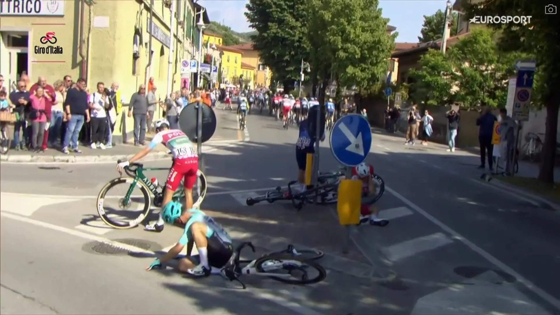 Riley Pickrell abriu a cabeça depois de uma queda numa ilha de trânsito no Giro