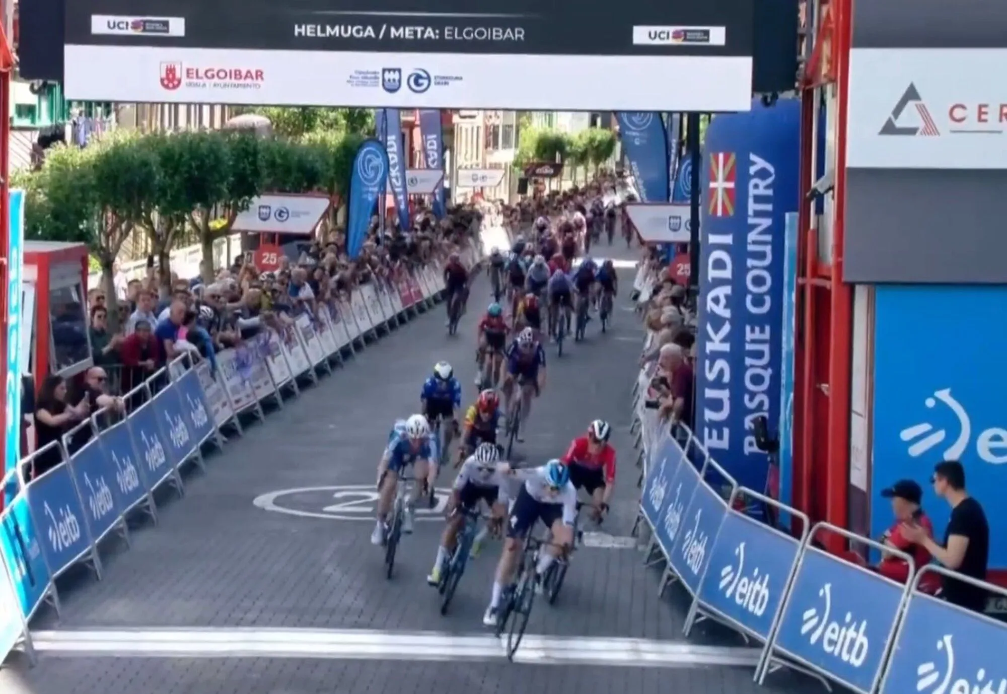 Mischa Bredewold continua a dominar a Volta ao País Basco com uma vitória ao sprint na 1ª etapa