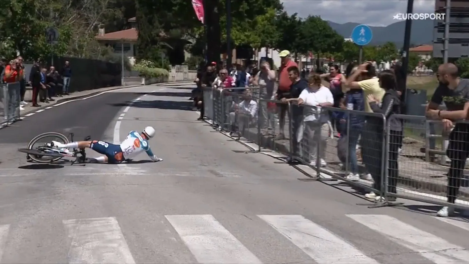 VIDEO: Tobias Lund Andresen first rider to hit the deck on Giro d'Italia stage 7 ITT