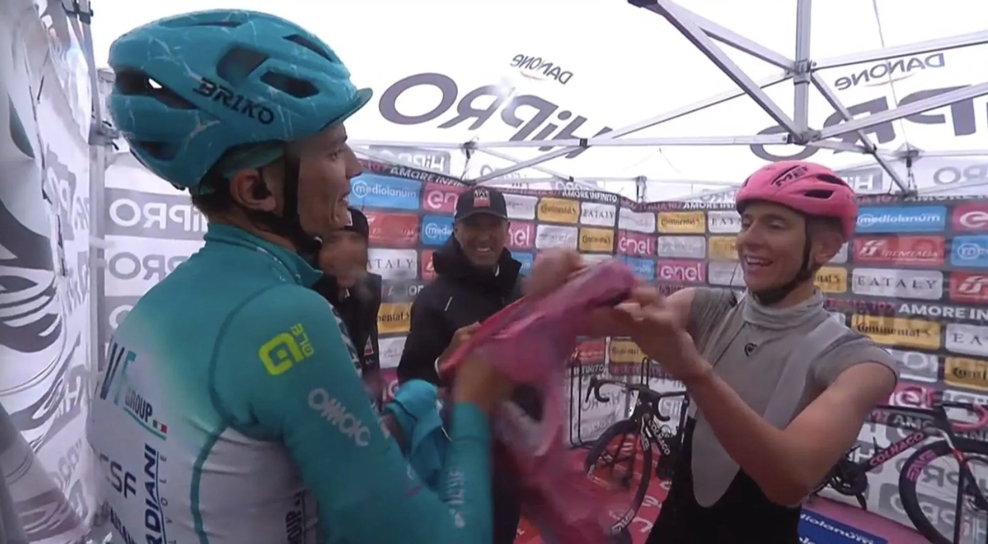 VIDEO: Tadej Pogacar shows class by gifting Giulio Pellizzari stage 16 winning Maglia Rosa at the Giro d'Italia