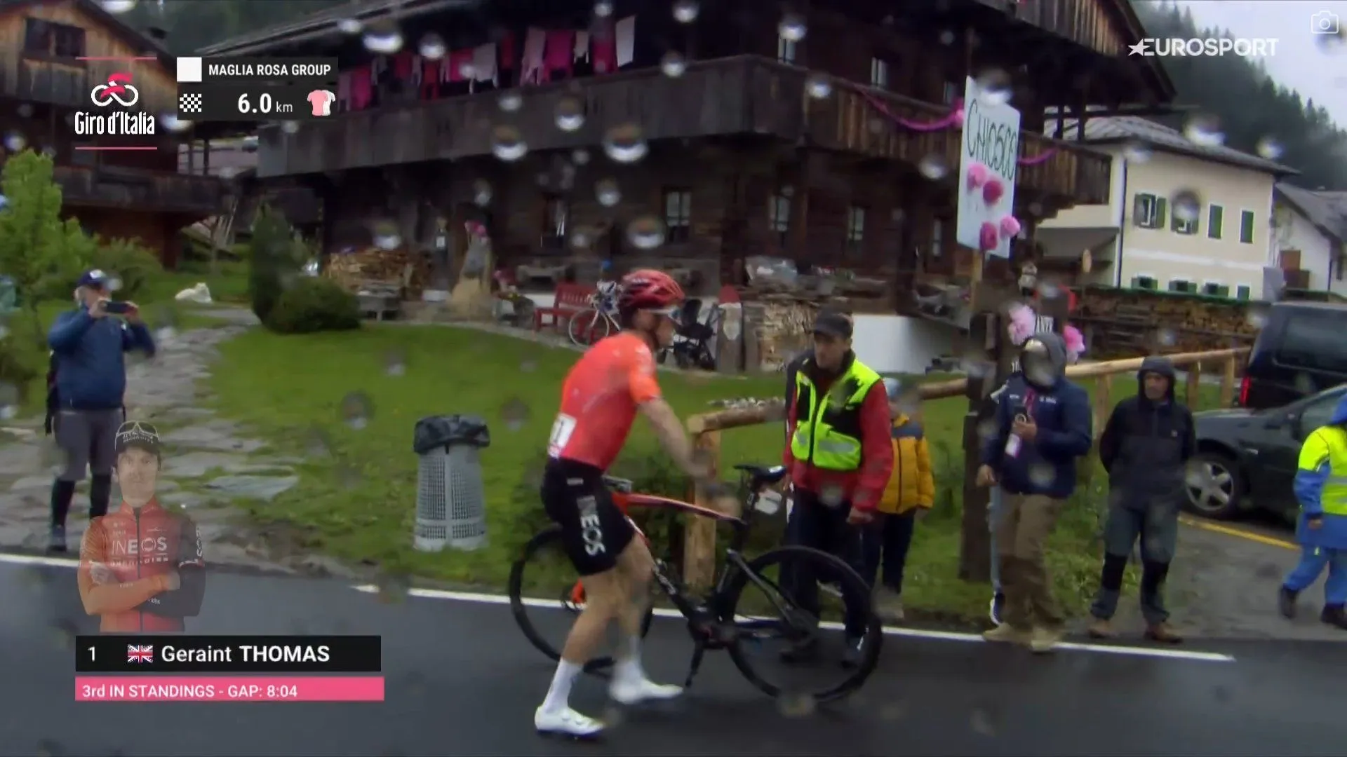 Geraint Thomas cai pouco antes do final da etapa 19 da Volta a Itália 2024