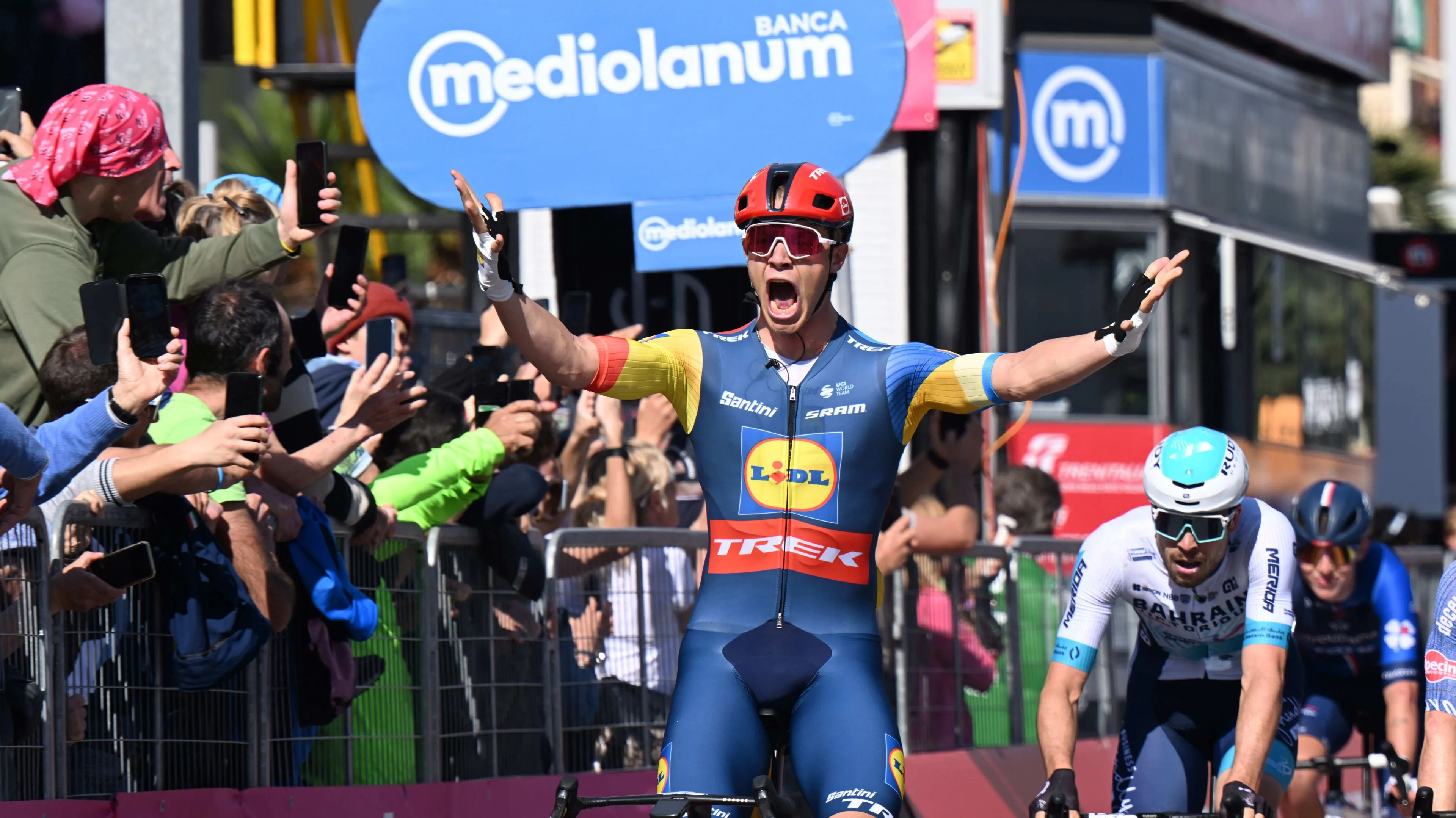 Jonathan Milan takes bunch sprint win ahead of Merlier & Philipsen on chaotic day of echelons at the 2025 UAE Tour - Tadej Pogacar retains overall race lead