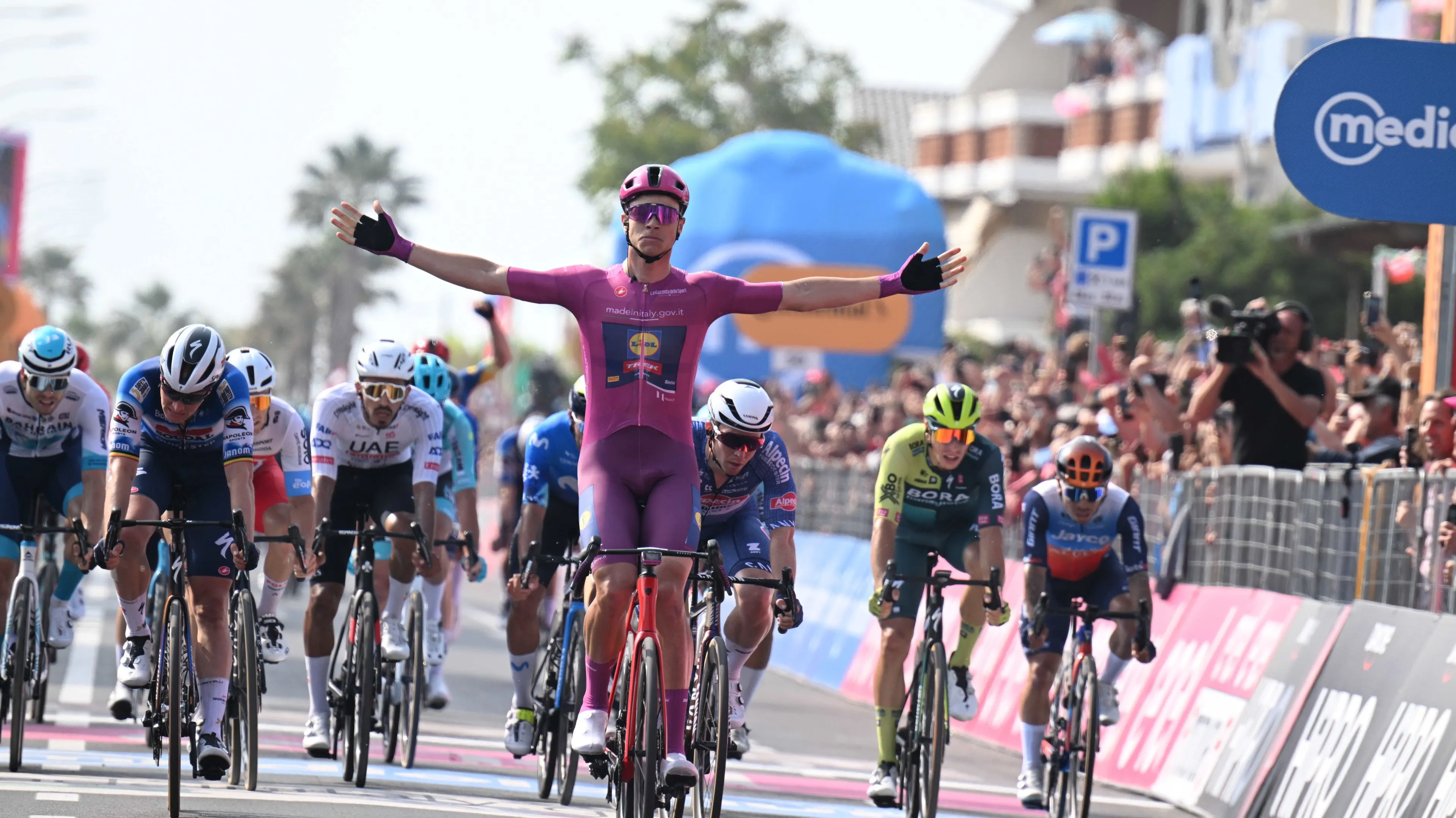 Jonathan Milan impõe-se com uma potencia brutal e vence a 13ª etapa do Giro
