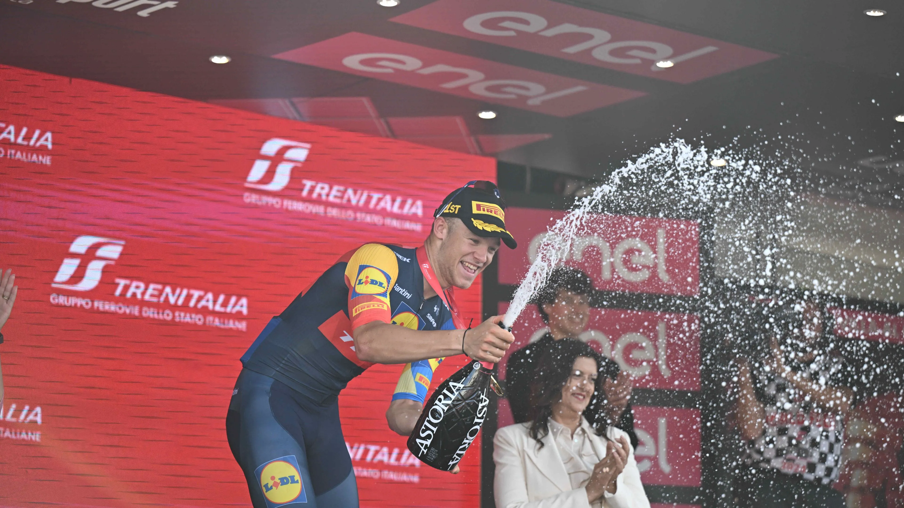 Jonathan Milan wins again at Giro d'Italia after perfect leadout from Lidl-Trek: "It's quite impressive how everyone did their part"