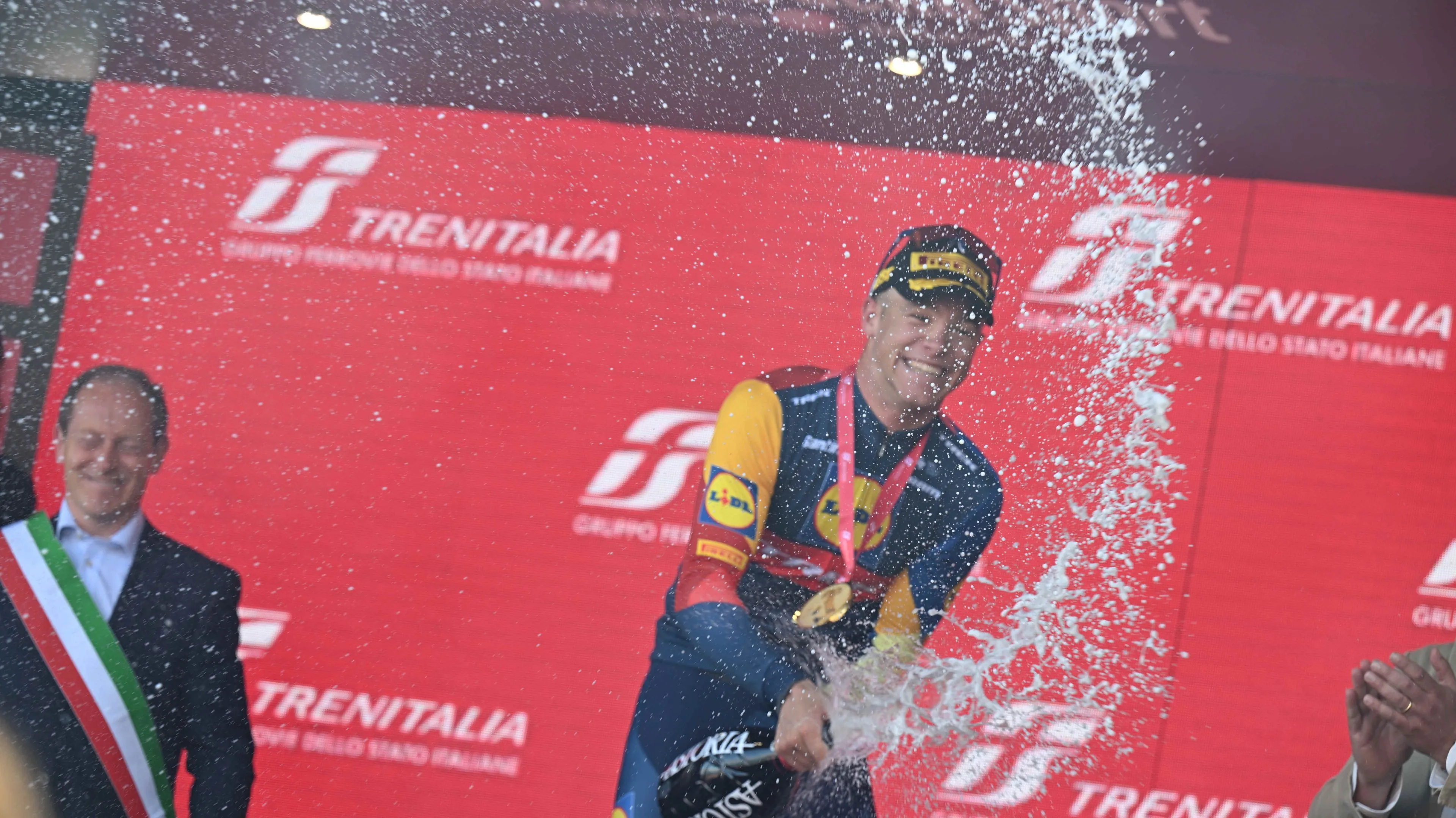 Jonathan Milan takes Giro win and maglia ciclamino: "I said from the start that I wanted to win here"