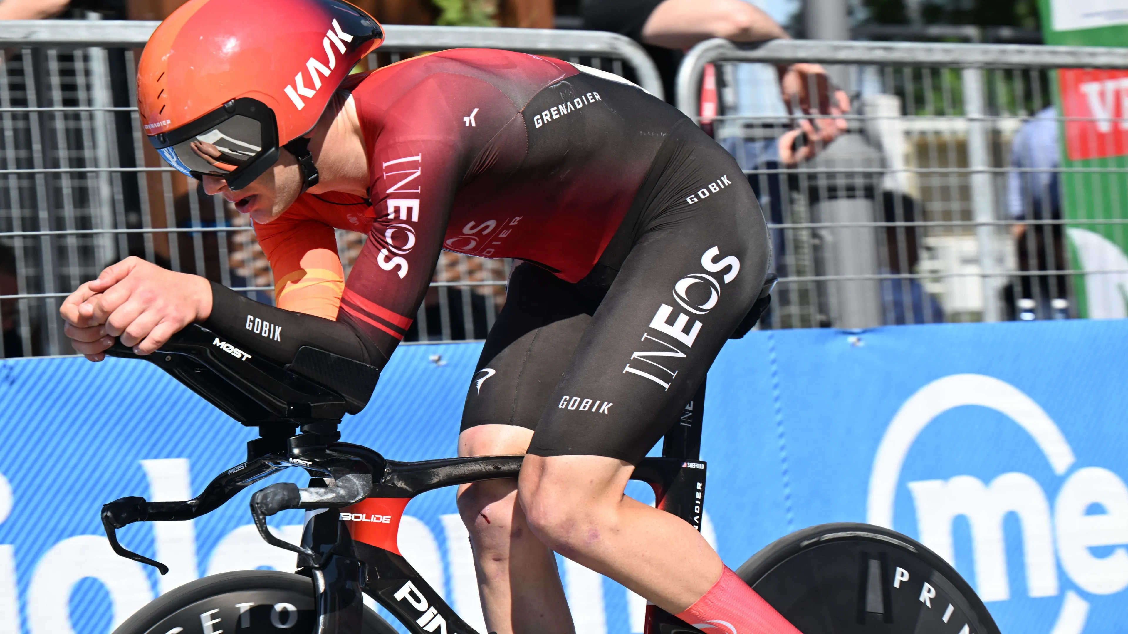 Magnus Sheffield cai novamente e estraga o seu contrarrelógio no Giro:  "Ele é um ciclista que cai muito, por isso já está habituado à dor"