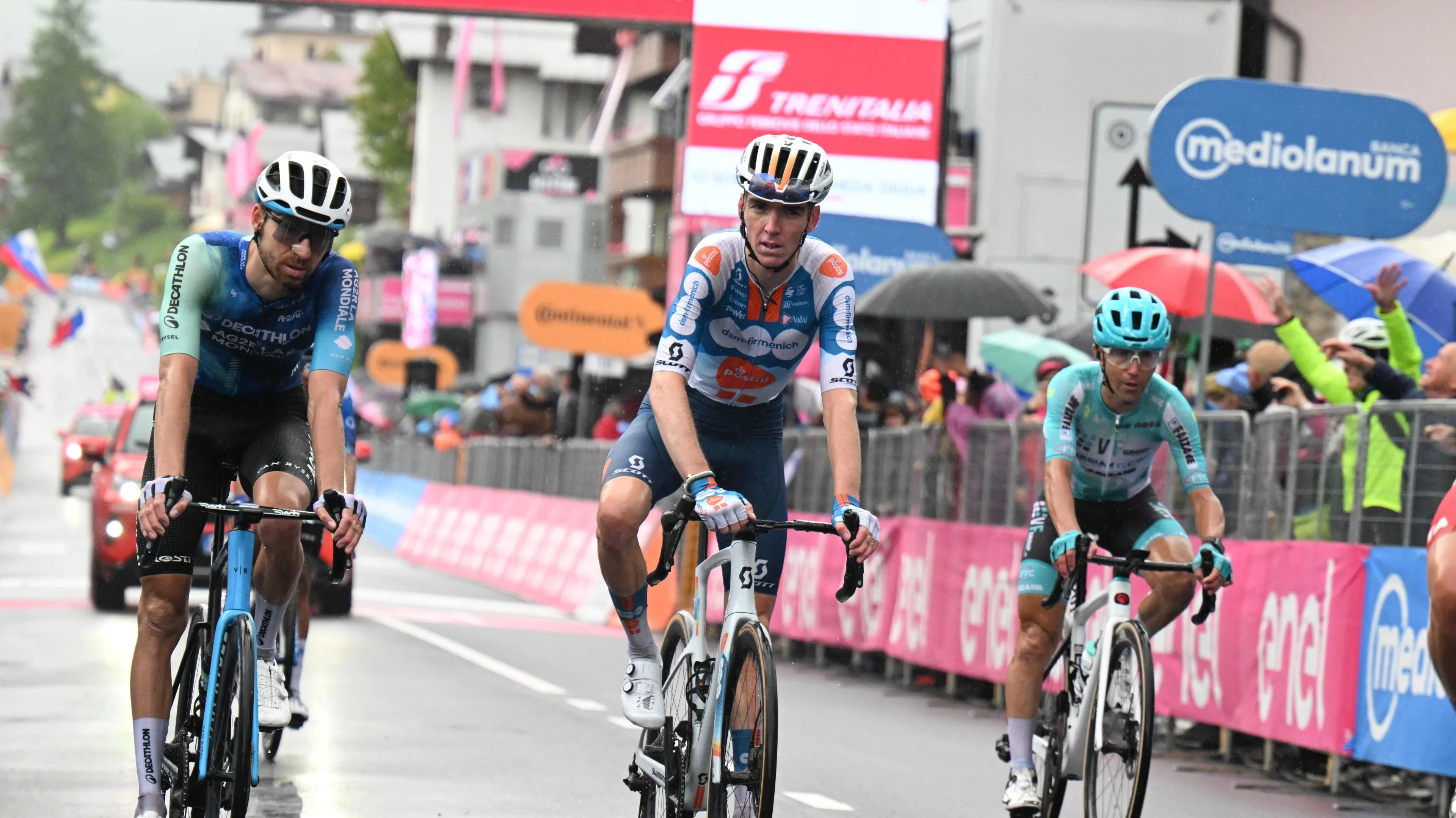 Romain Bardet passou mal no Monte Grappa, mas segura o Top 10: "O ciclismo é mesmo assim"
