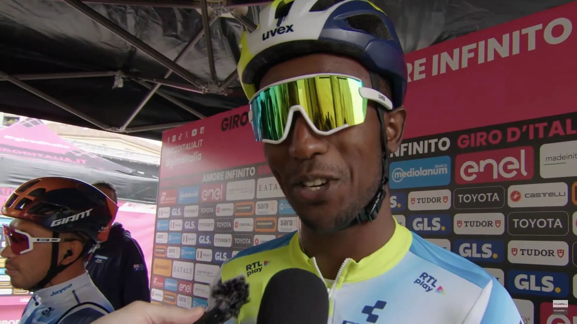 Biniam Girmay a rezar por um tradicional dia de sprint na etapa 4 da Volta a Itália: "Espero que não volte a acontecer!"