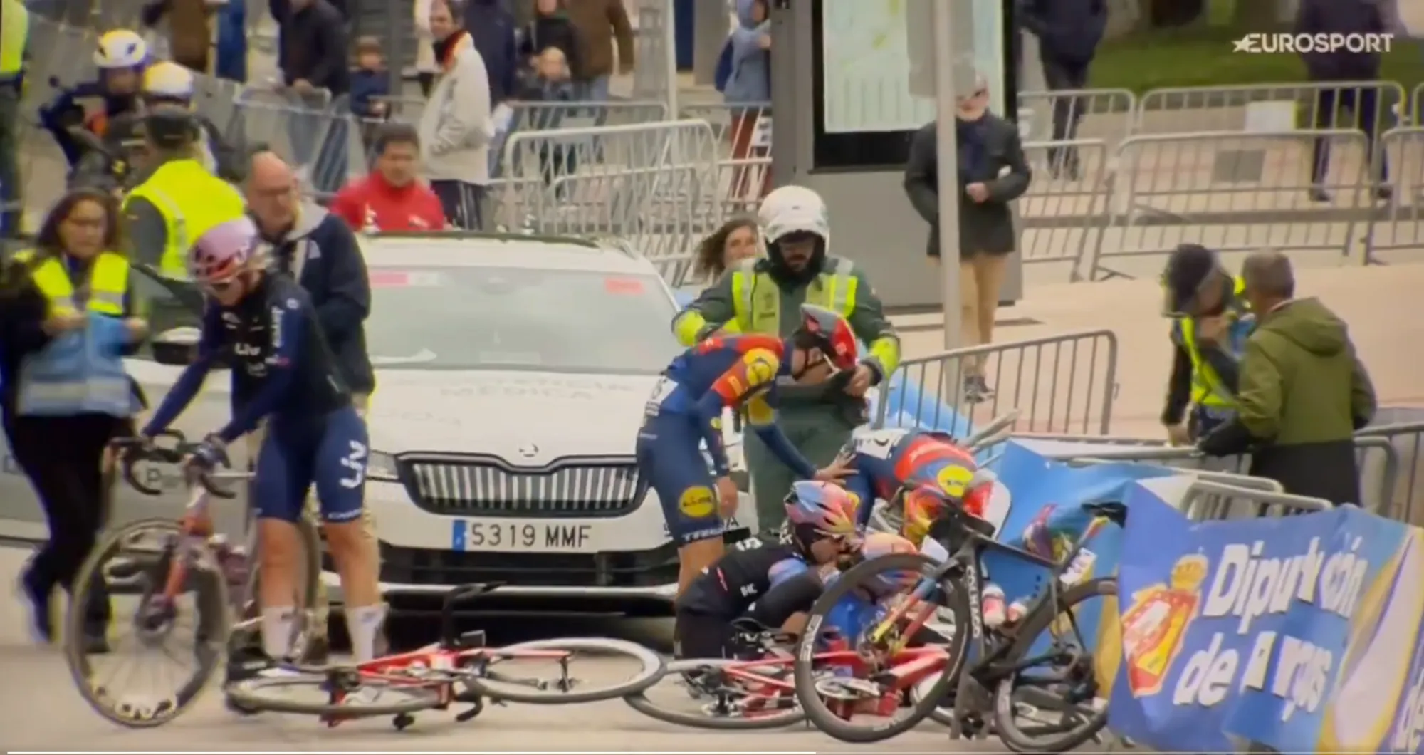 "I followed my human instinct" - Lucinda Brand criticises UCI after being given 3+ minute time loss tending to teammate after horrific crash within final 3km