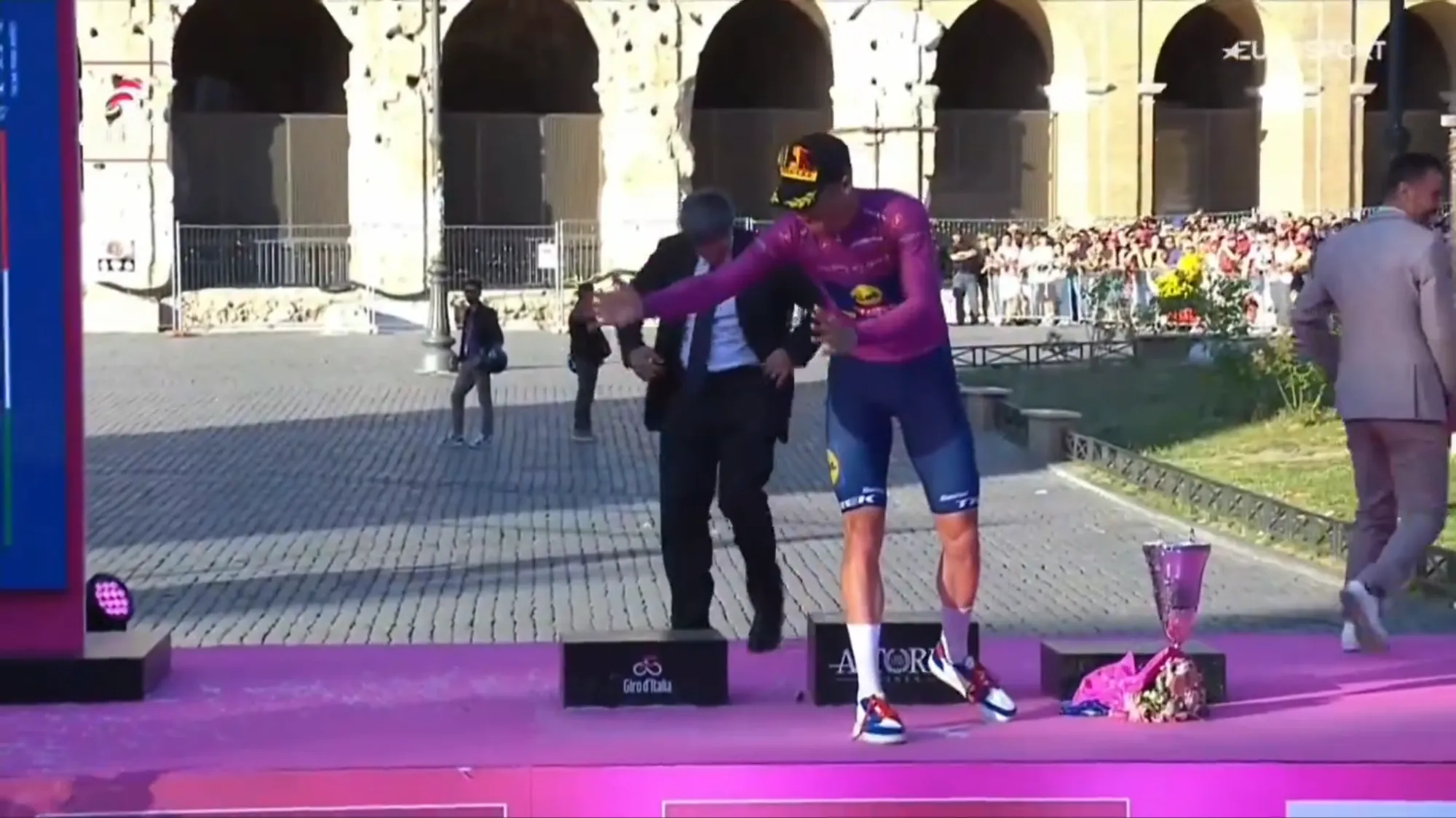 VIDEO: Jonathan Milan hilariously messes up Giro d'Italia podium celebration