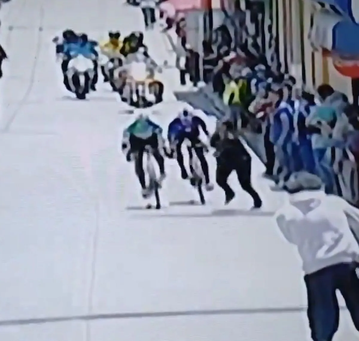 VÍDEO: Queda violenta na Vuelta Bantrab provocada por um espectador... Que corre contra os ciclistas.