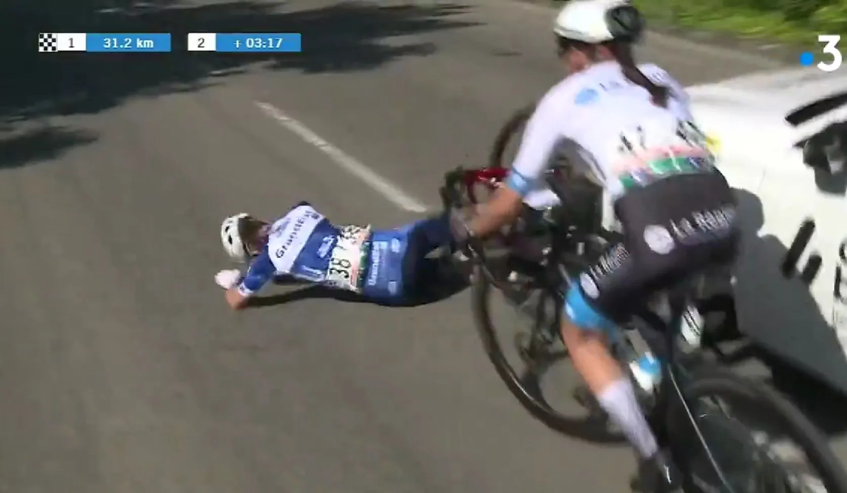 VÍDEO: Ciclistas francesas de sub-19 vitimas de uma queda brutal devido a uma distração do carro da equipa