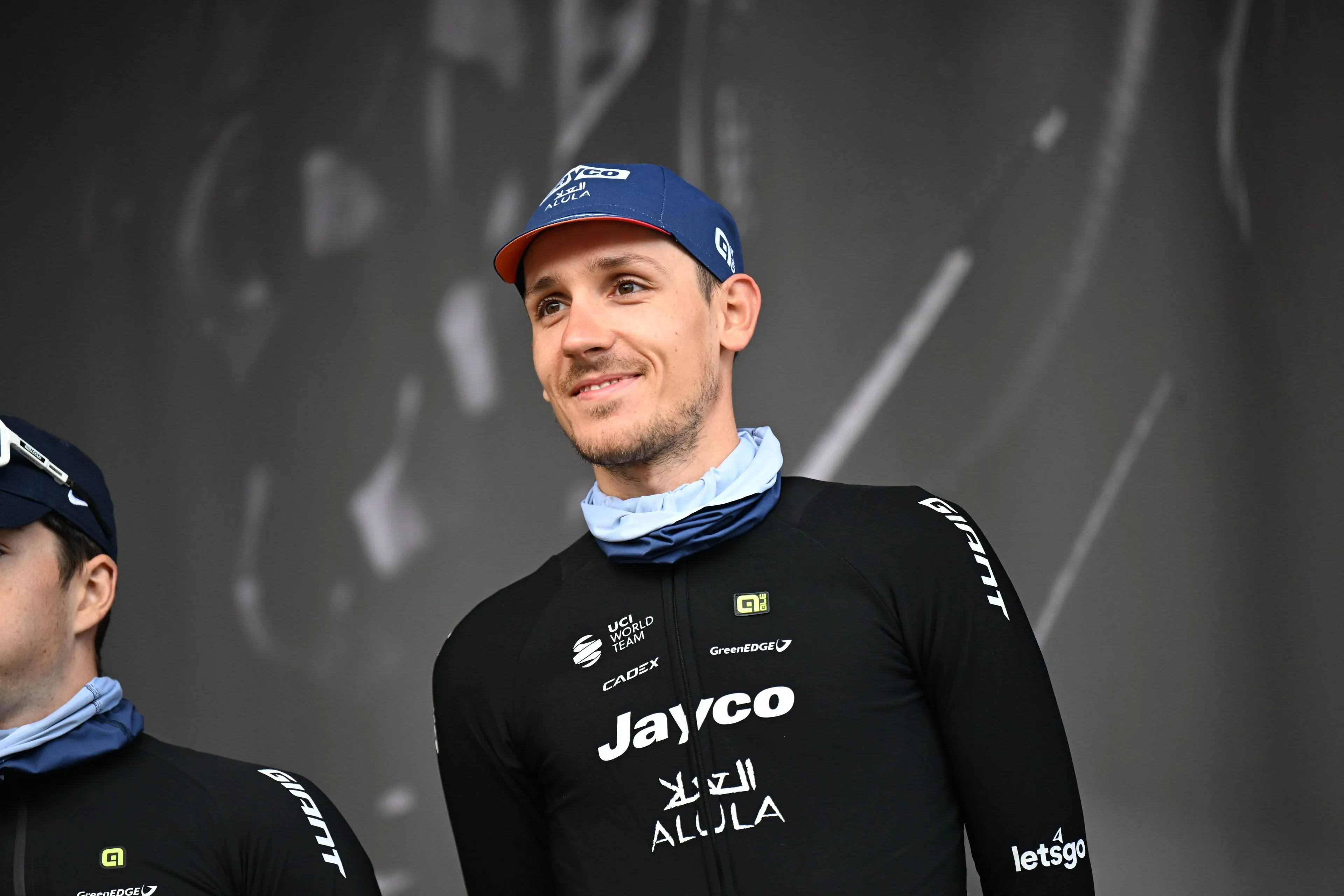 Simon Yates tem duas semanas para decidir se quer continuar na Jayco AlUla: "Ele é muito descontraído em relação a estas coisas, mas não podemos esperar demasiado tempo"