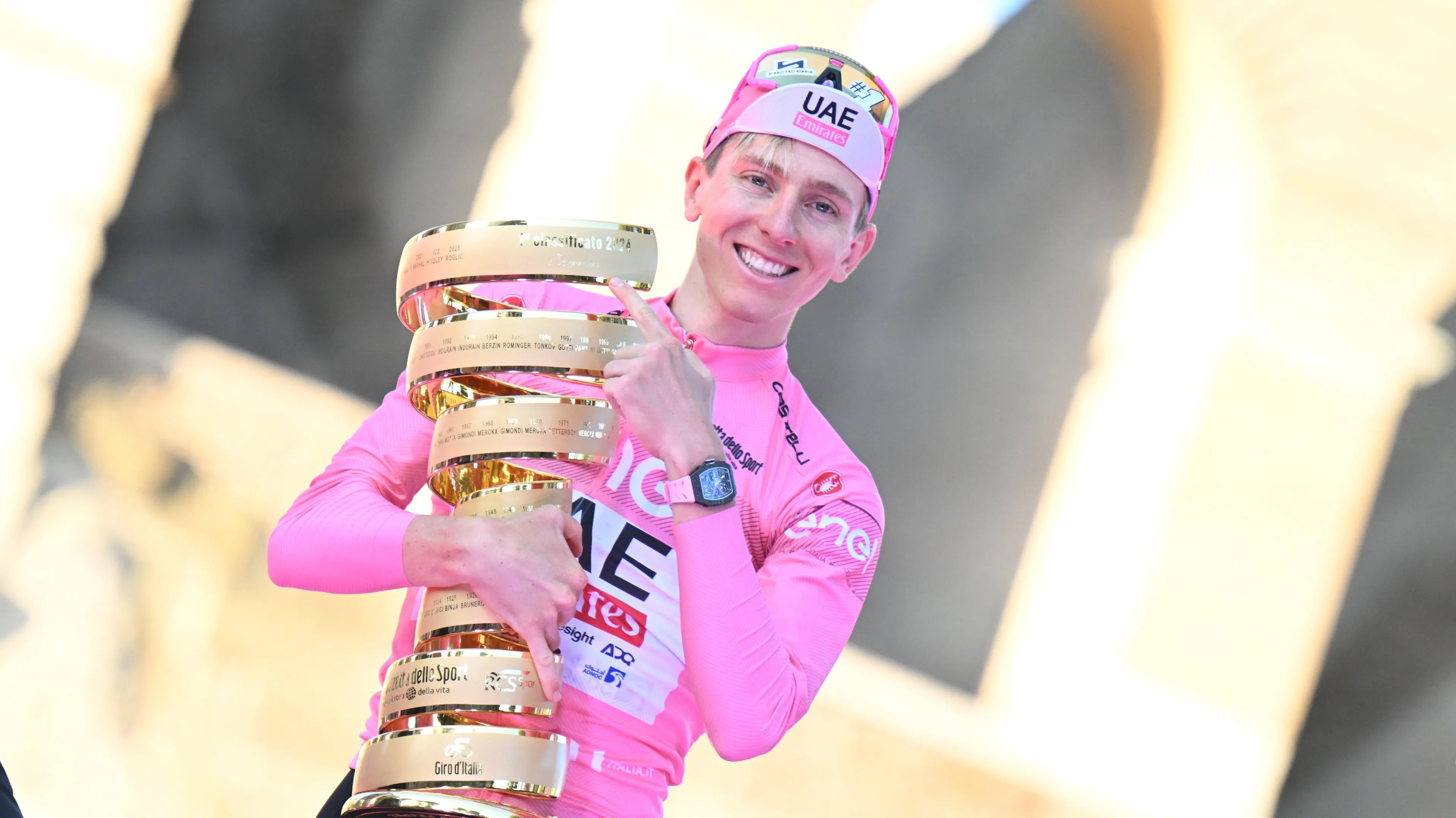 Stephen Roche acredita que Pogacar poderá igualá-lo e ir para a tripla Giro/Tour/Campeonato do Mundo em 2024: "Tadej Pogacar é um dos melhores ciclistas de todos os tempos"