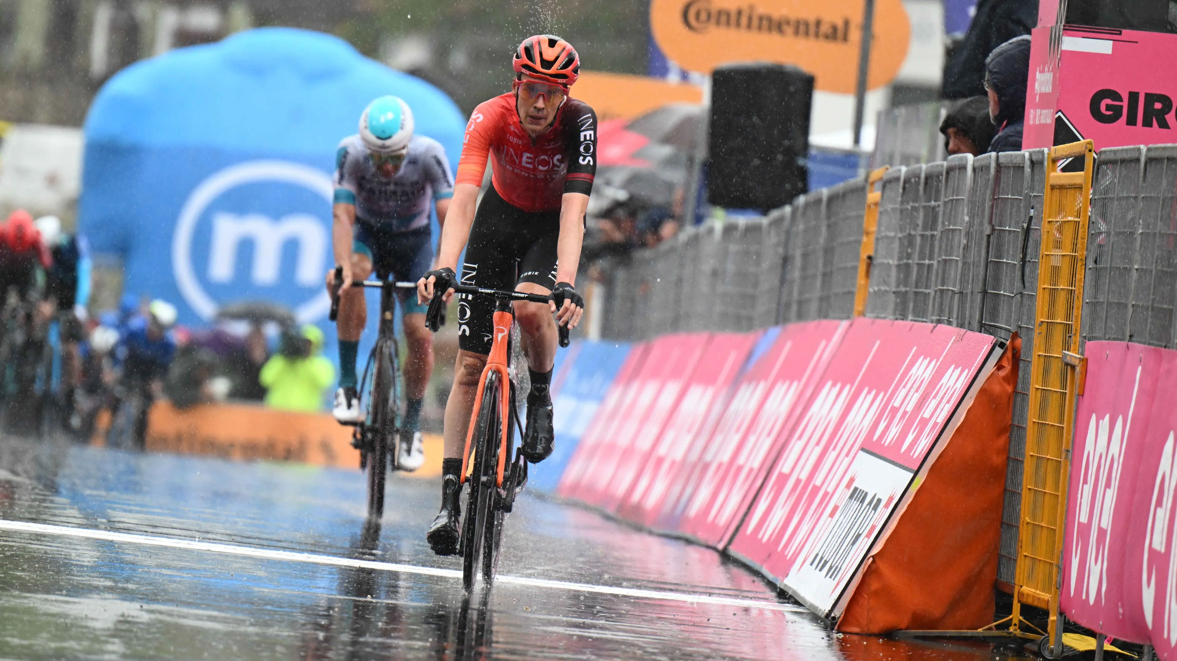 Thymen Arensman espera aprender com os erros para melhorar no futuro: "Ganhei quatro ou cinco quilos durante o Giro..."