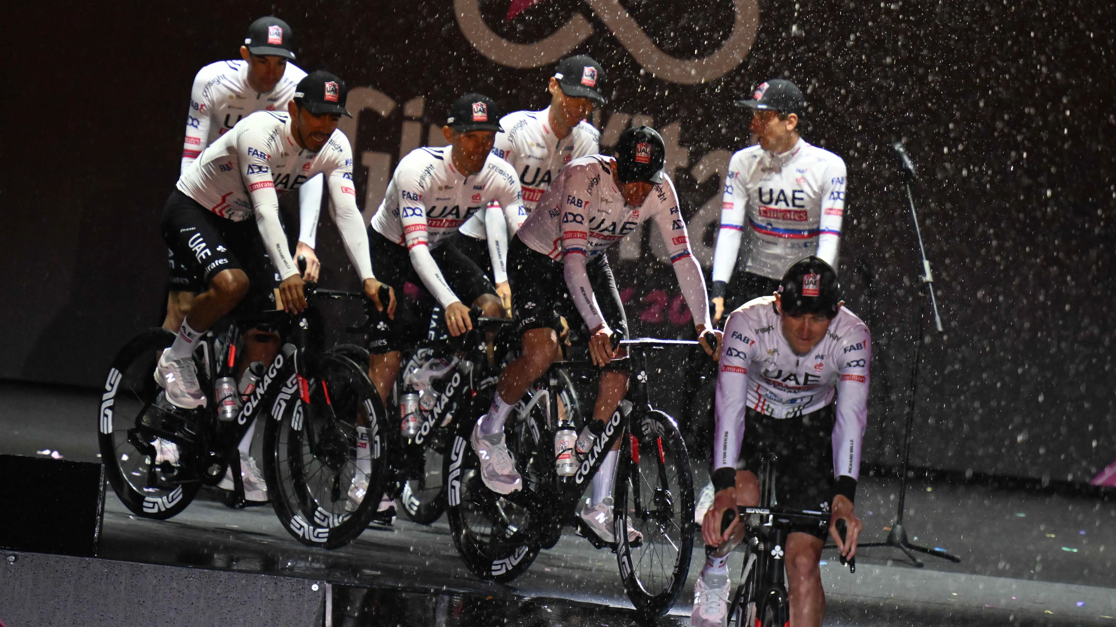 UAE Team Emirates confirma oficialmente o seu alinhamento de luxo para a Volta a França em torno de Tadej Pogacar