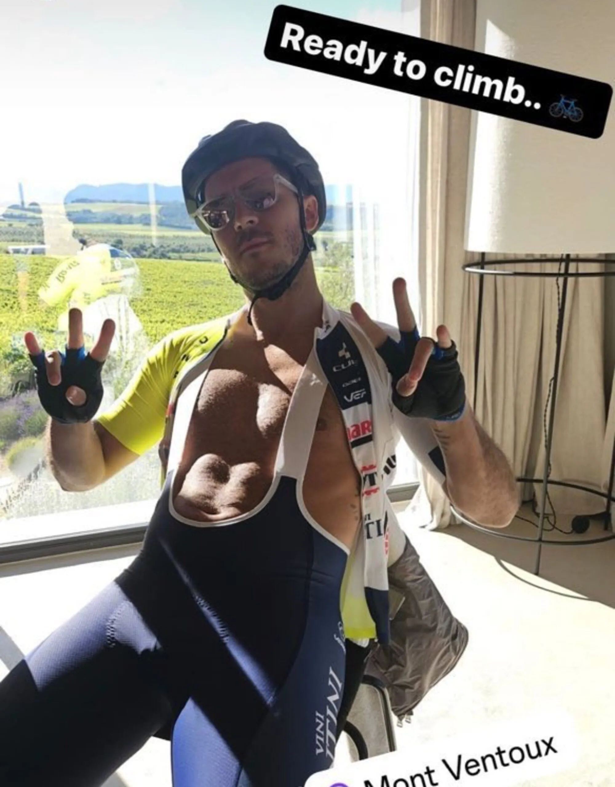 Eden Hazard, antigo jogador do Chelsea e do Real Madrid, sobe o Mont Ventoux com a camisola Intermache - Wanty