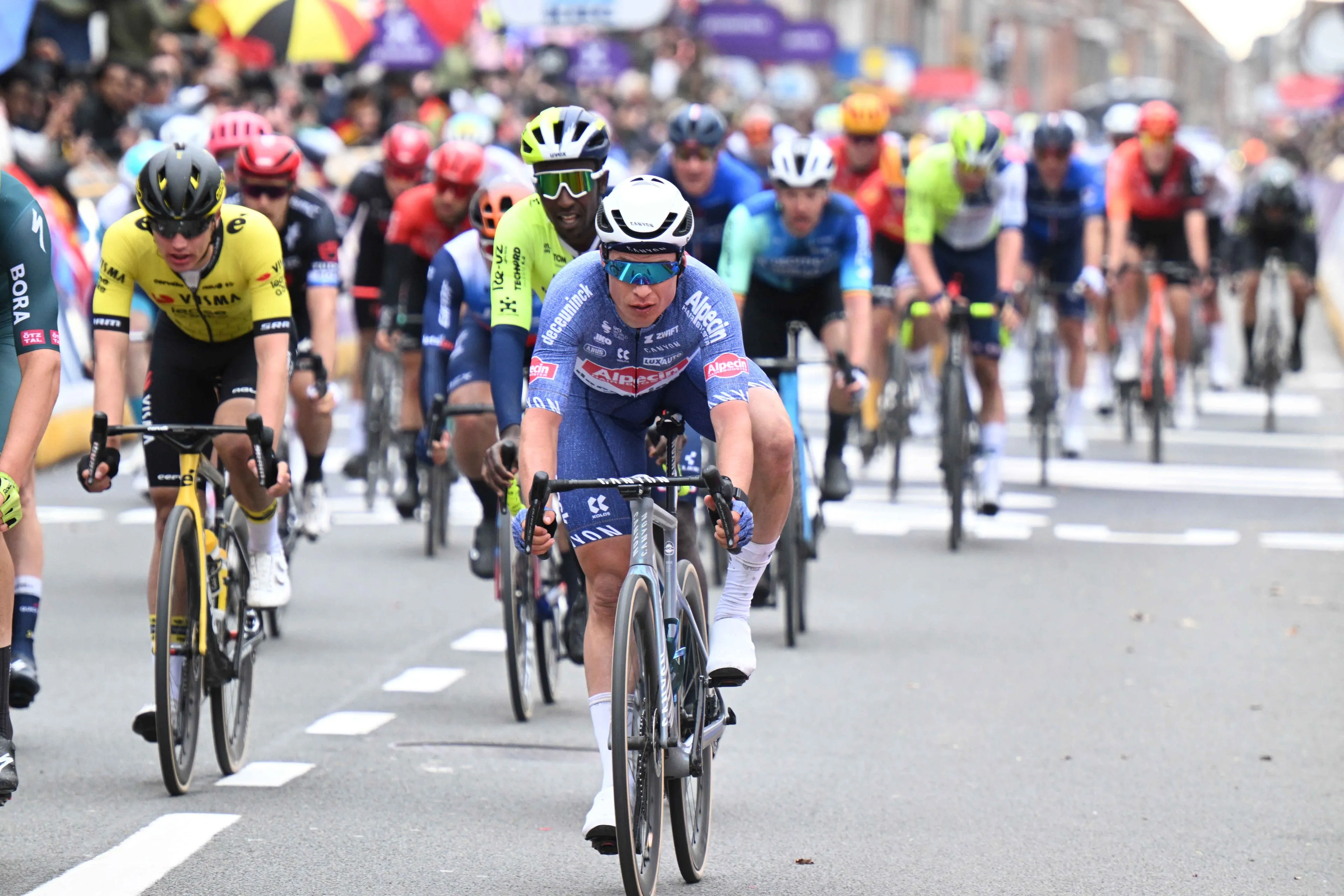 Jasper Philipsen vence a 3ª etapa da Volta à Bélgica, num sprint sem espinhas