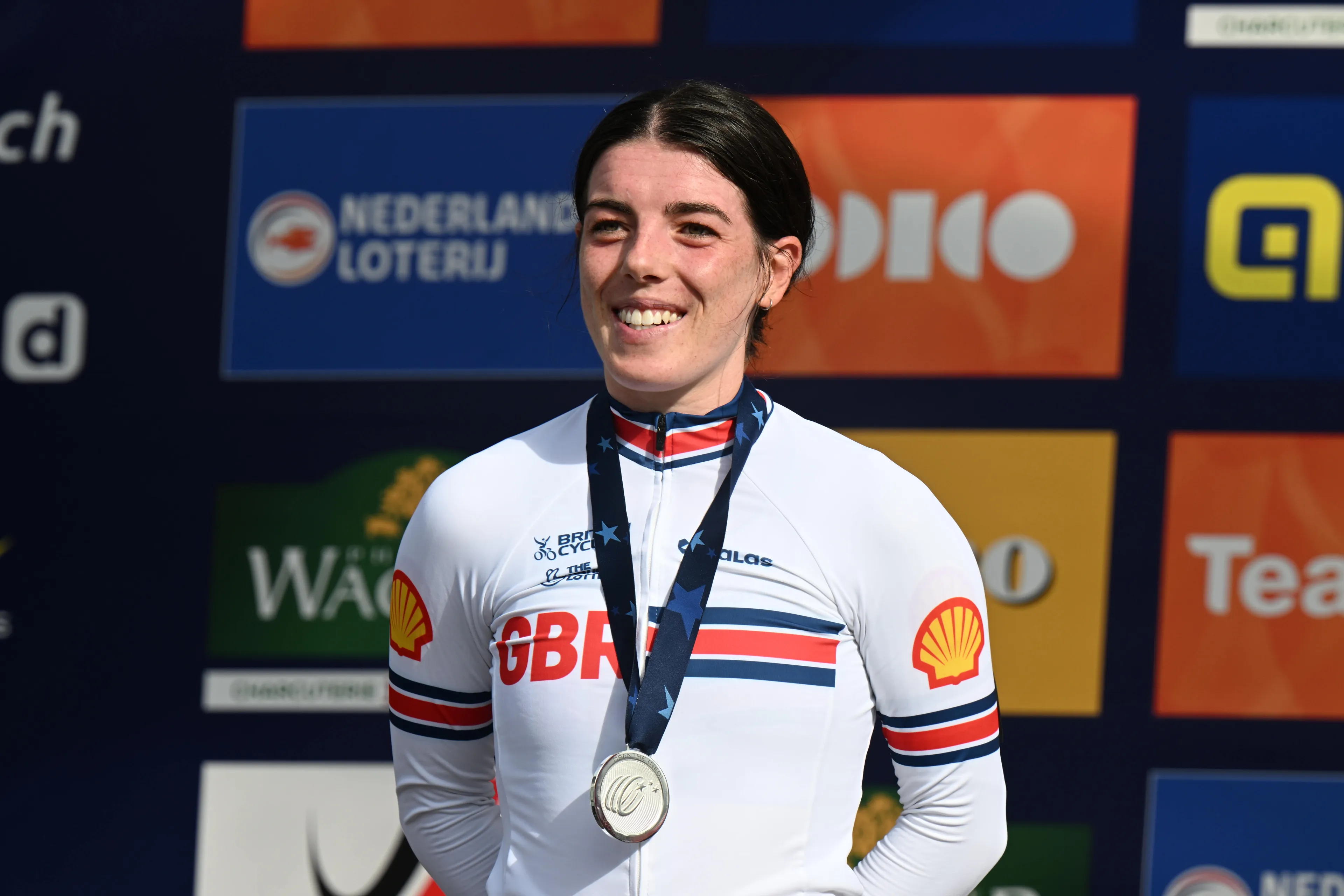 Anna Henderson conquista a medalha de prata nos Jogos Olímpicos, depois de uns meses marcados por precalços : "Tive um susto a cinco quilómetros do fim e pensei: 'Não, não, não'